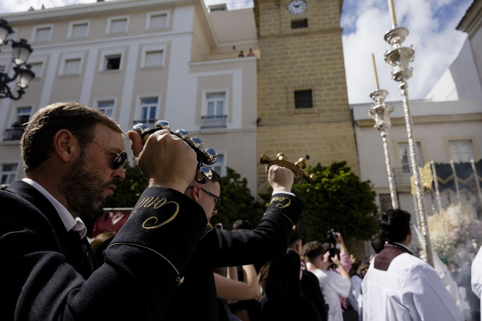 Imágenes de la salida del Nazareno del amor en la Semana Santa de Cádiz 2025