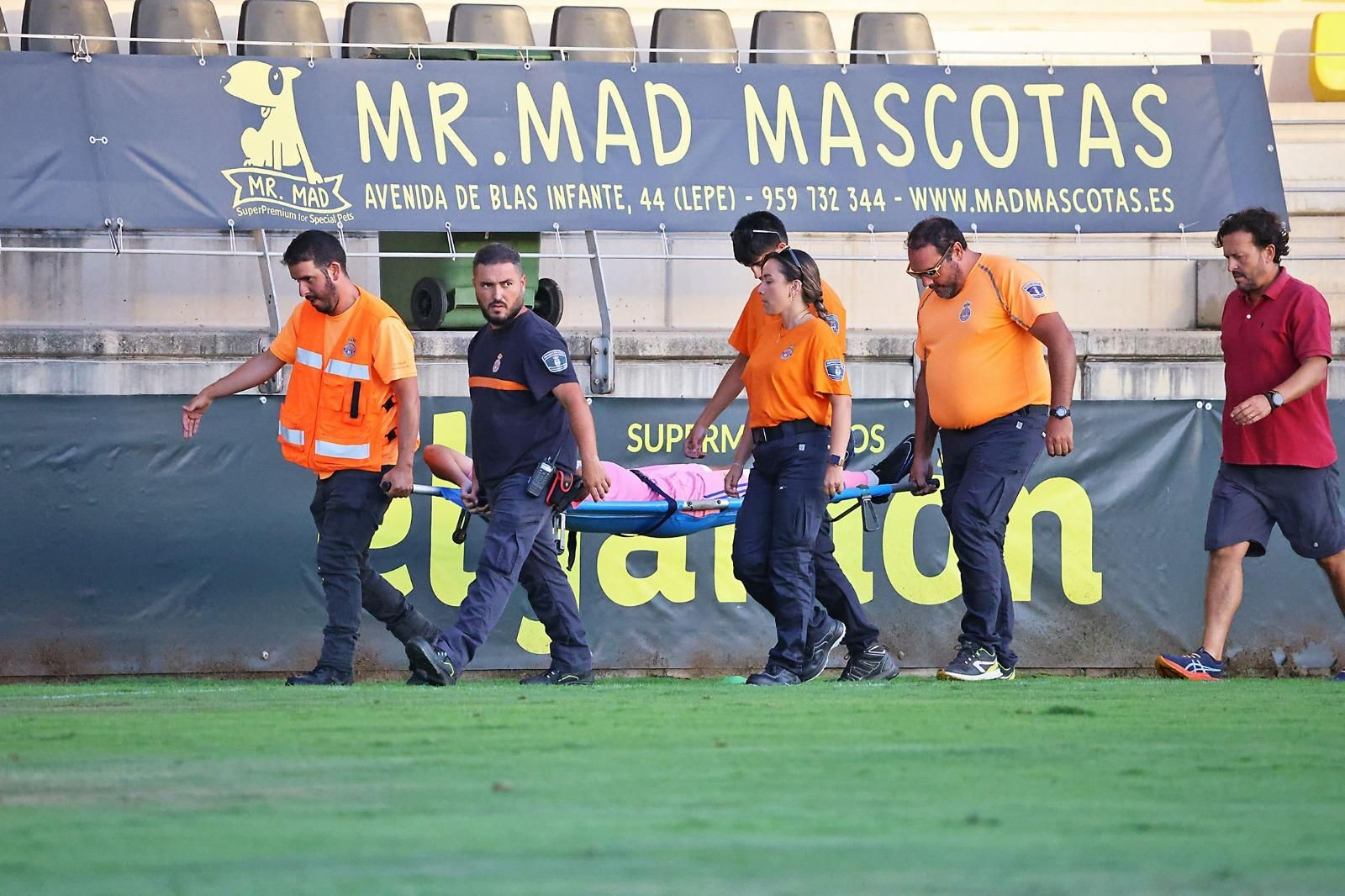Momento en el que se llevan a Juan Pablo en camilla.