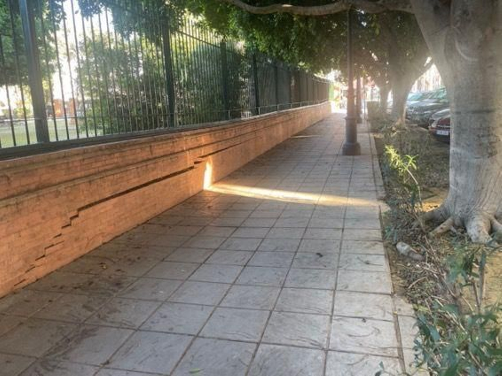 Las grietas del cerramiento de los Jardines del Prado en Diego de Riaño