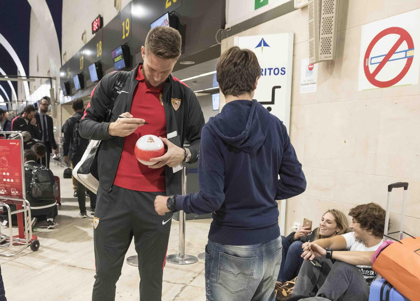 Tomas Vaclik firma un autógrafo en la salida del Sevilla FC hacia San Sebastián.