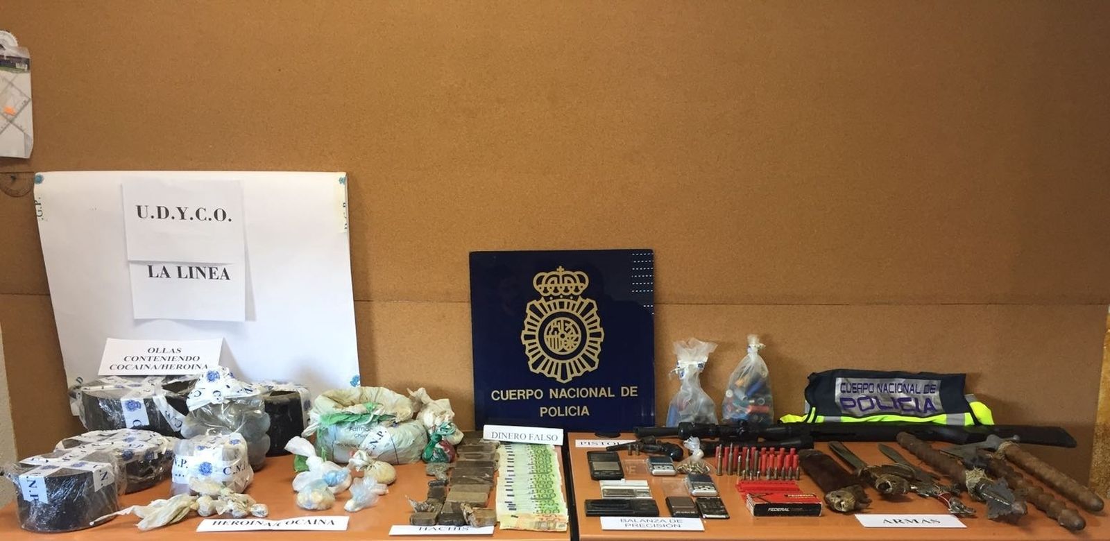 Parte de la mercancía, el dinero y los objetos incautados por la Policía Nacional.