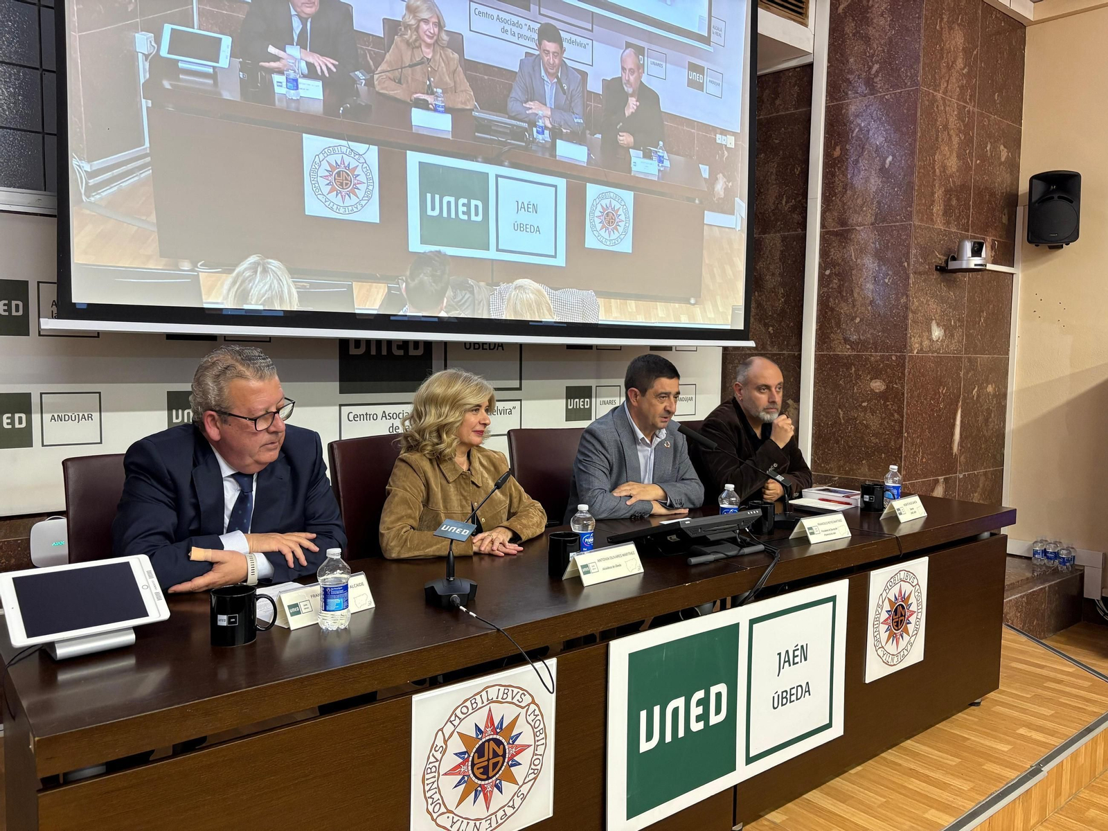 Mesa de presentación del libro.
