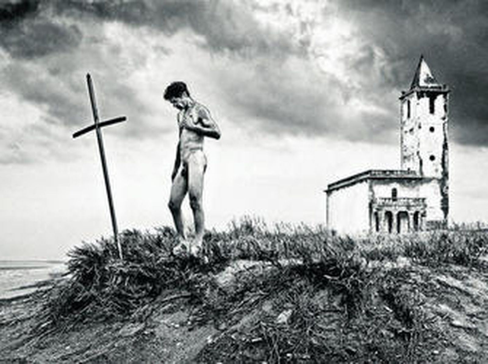 Esta fotografía es una de las más comentada de la exposición con la iglesia de las Salinas al fondo.