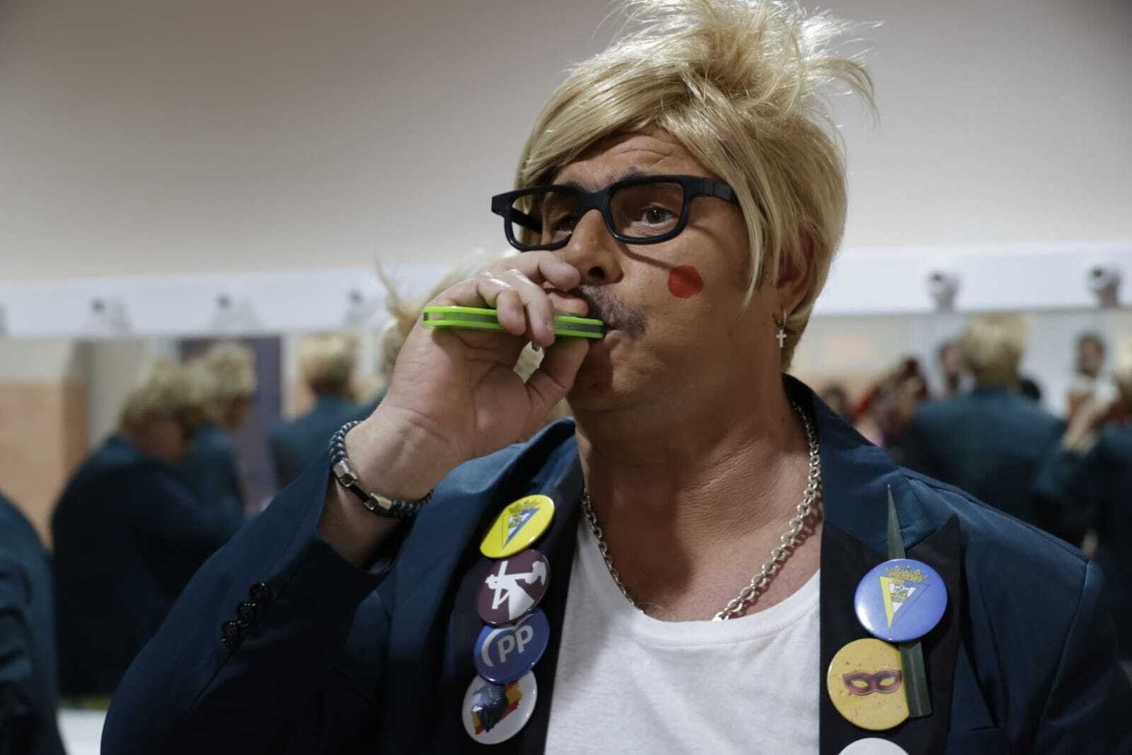 Chirigota Cádiz qué bonita eres con tu puta madre (los bipolares) en camerinos