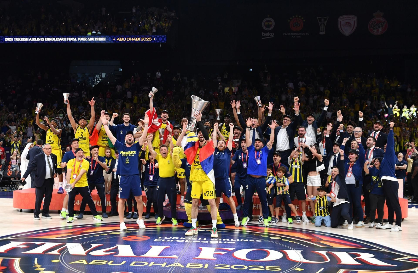 El Fenerbahce levanta la Euroliga.