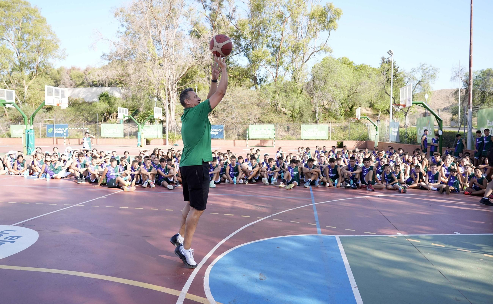 Yankuba Sima, Marta Ortega y Jesús Lázaro, en el campus Fundación Unicaja