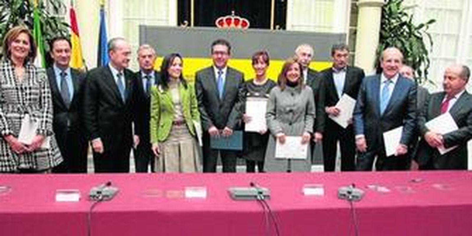 El consejero Juan Espadas y la ministra Beatriz Corredor, ayer en Sevilla con alcaldes y cargos municipales de las capitales y principales ciudades andaluzas.