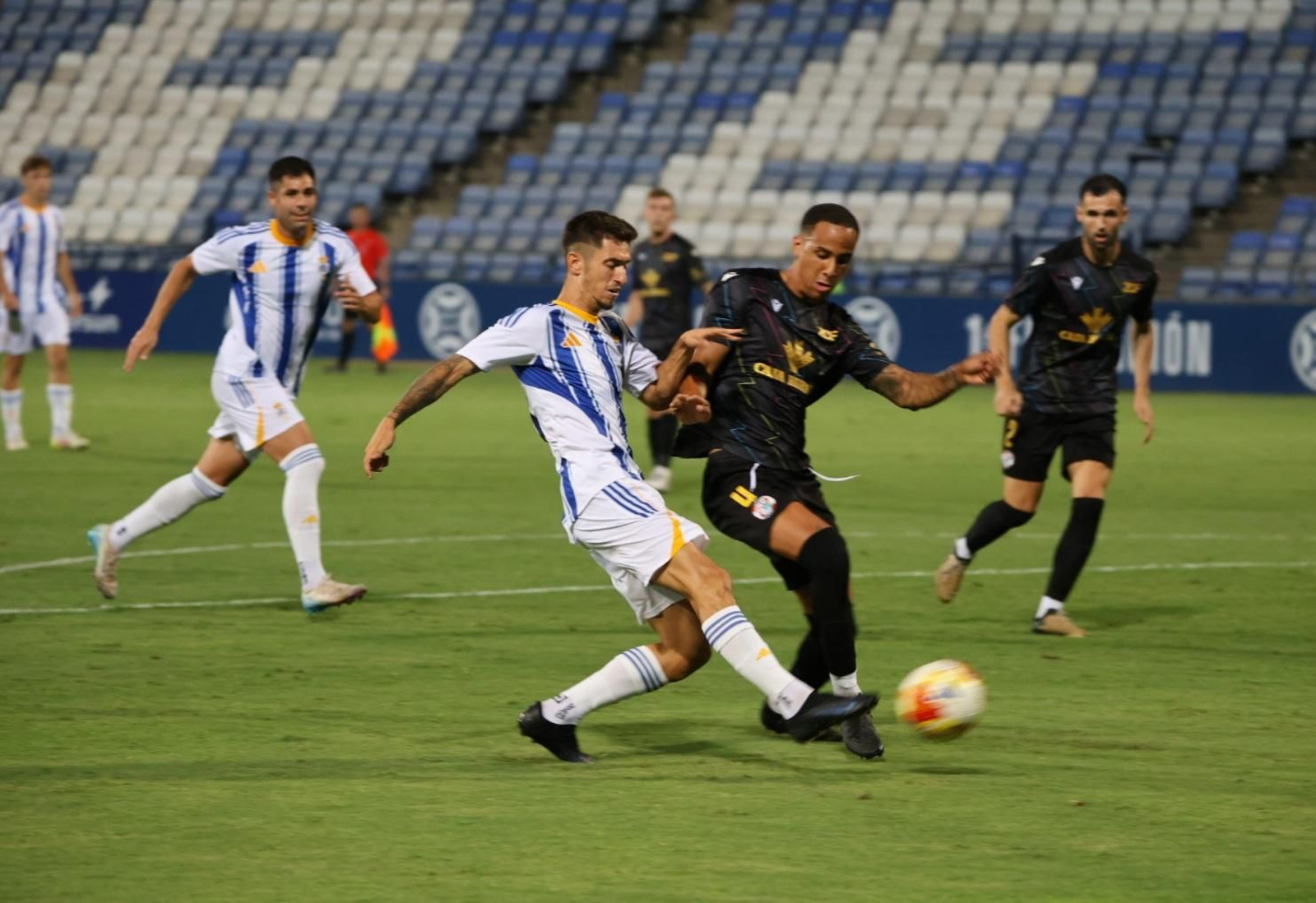 Una acción del Recreativo de Huelva-Zamora del Trofeo Colombino.