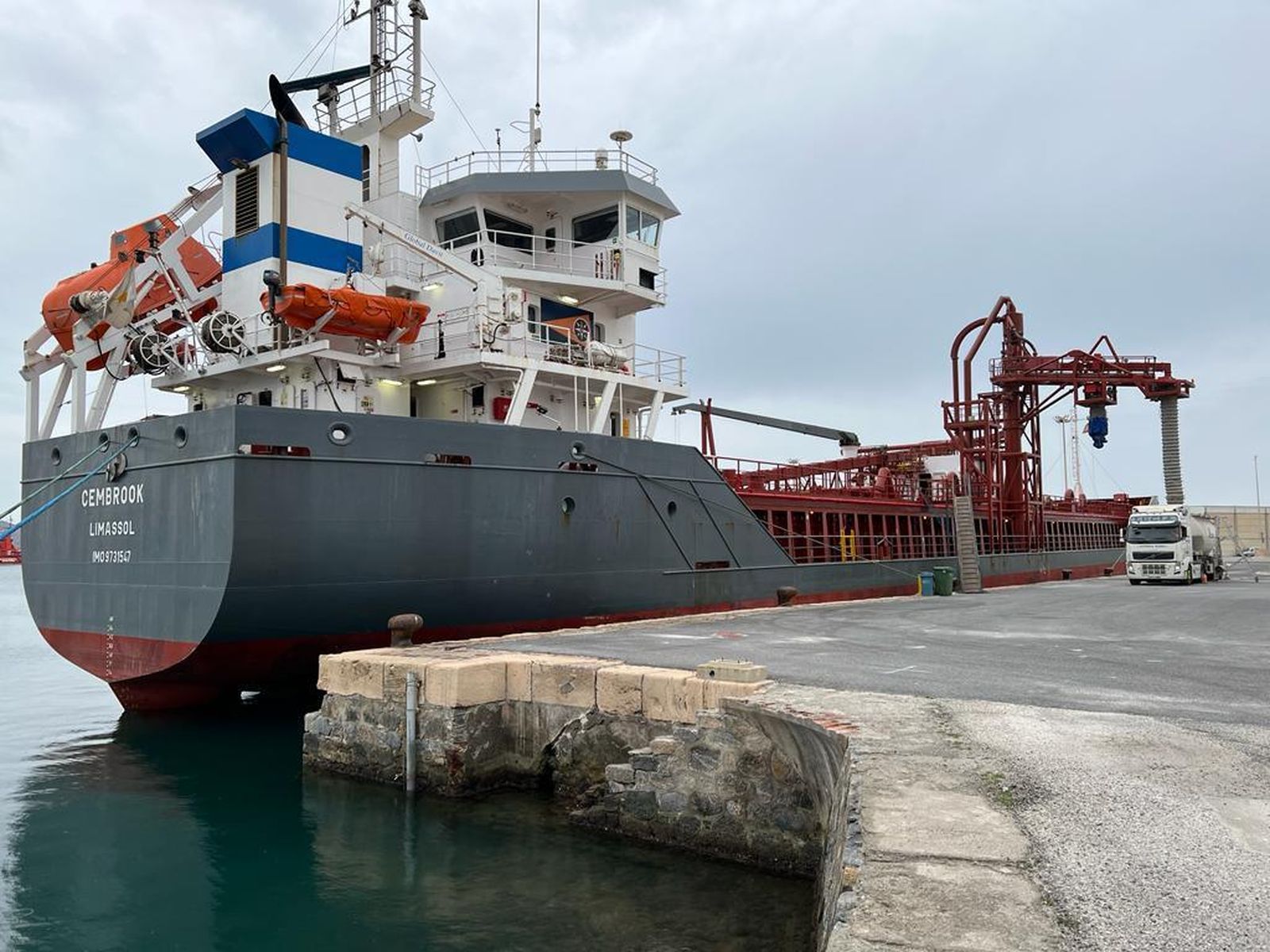El Puerto de Motril estrena el año con siete barcos operando en una misma jornada