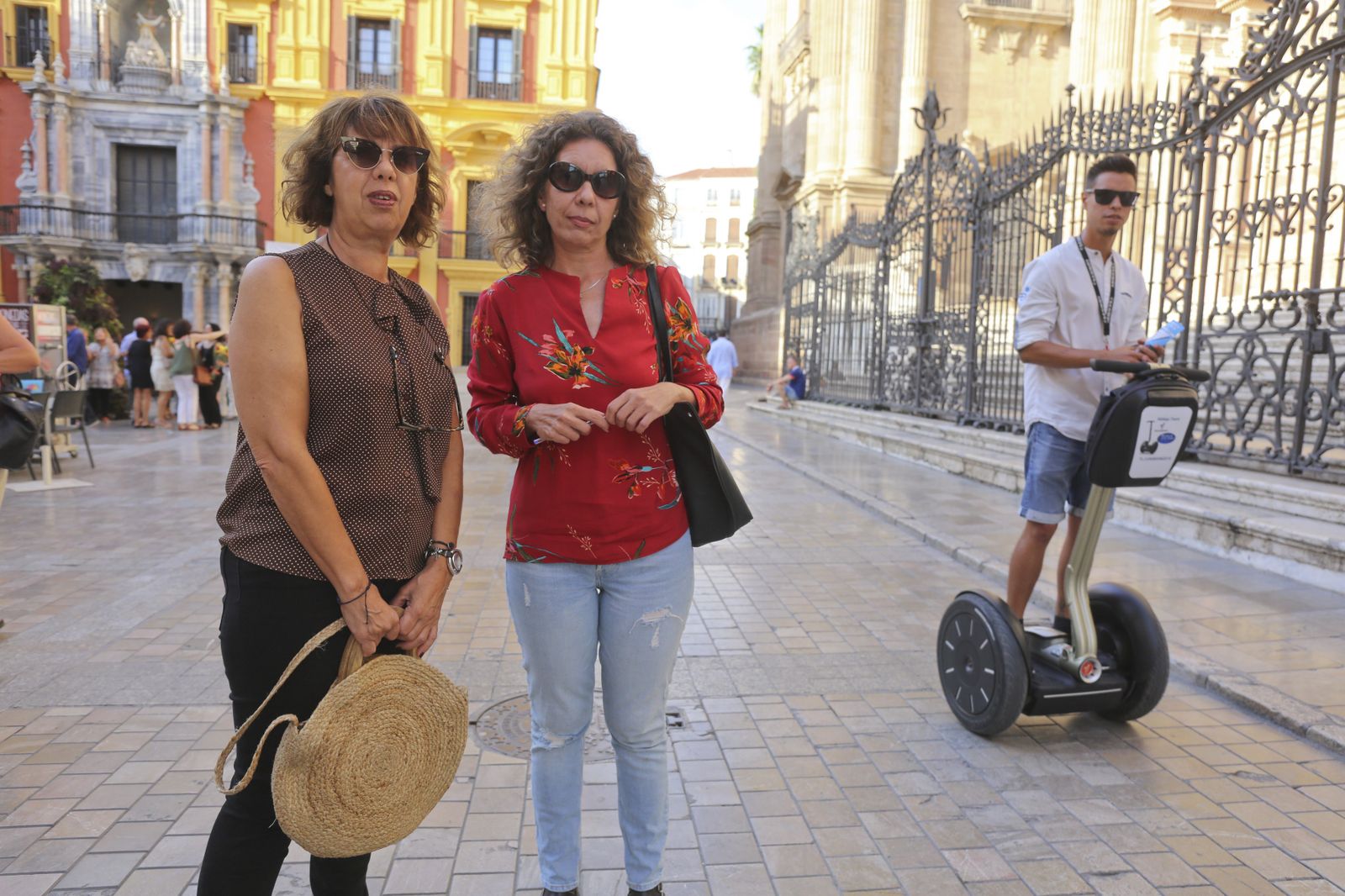 Almudena Elvira y Asunción Moreno posan para este diario en el centro.
