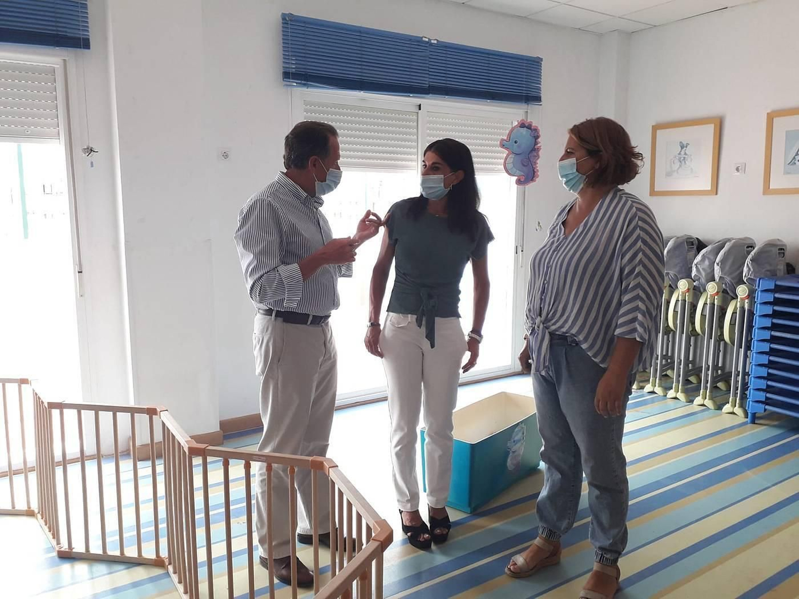 El alcalde de Chiclana, José María Román, visita la escuela infantil Aldea del Coto.