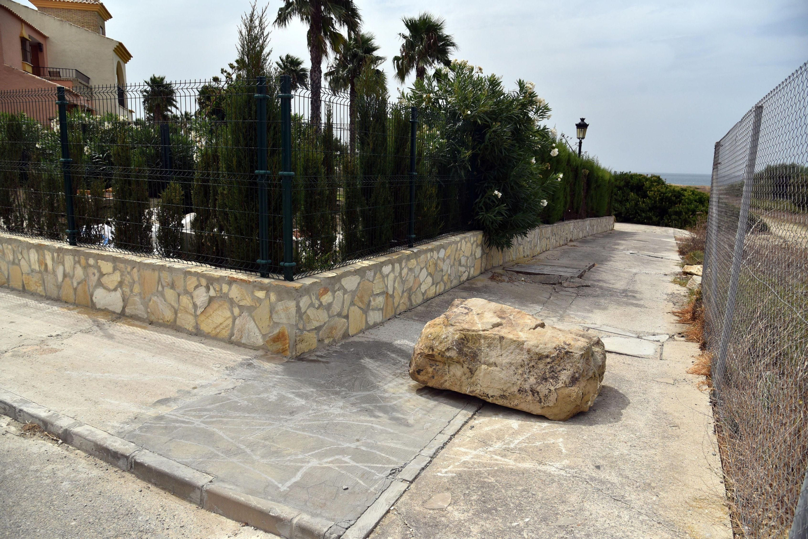 Basura acumulada en una playa de Atlanterra.
