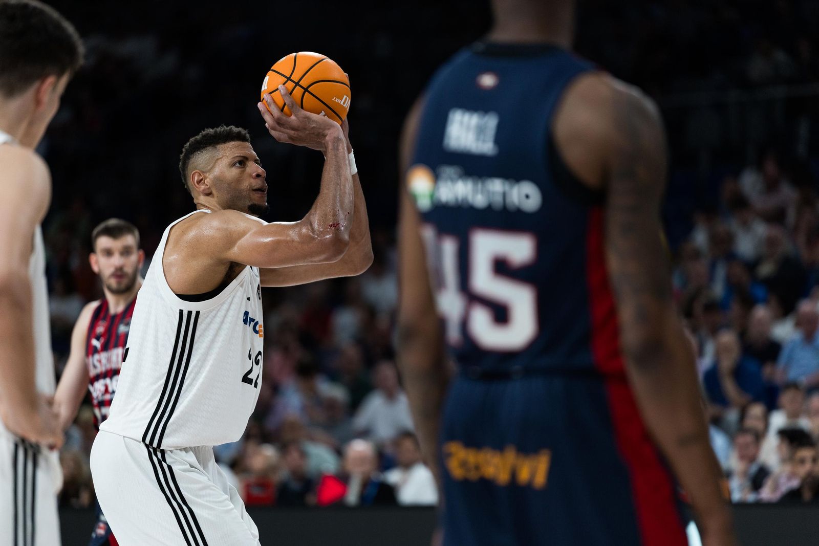 El Real Madrid sufre pero gana al Baskonia (82-76)