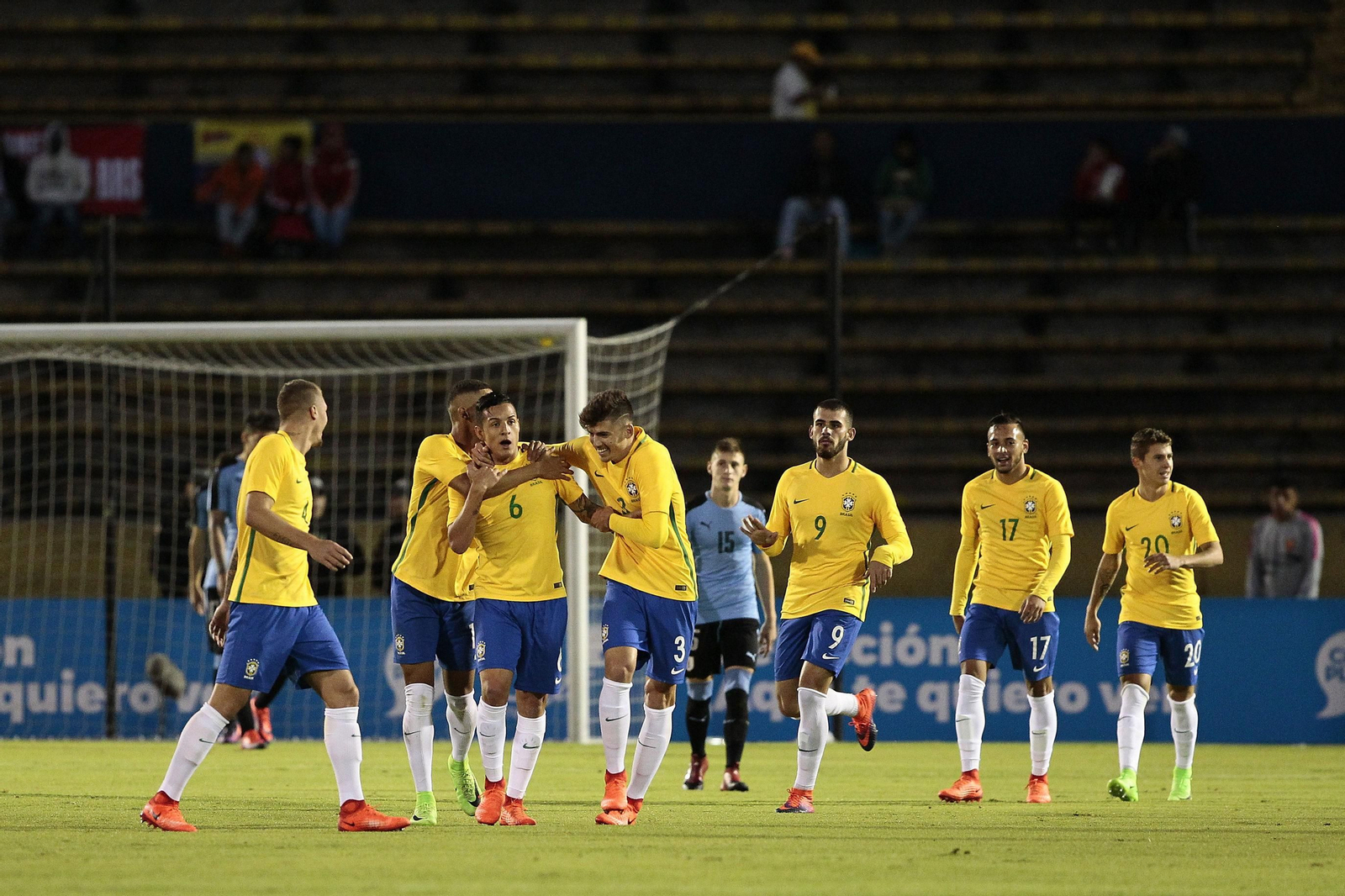 Guilherme Arana (en el centro) celebra un gol a Uruguay con la camiseta de Brasil en el Sudamericano sub 20.