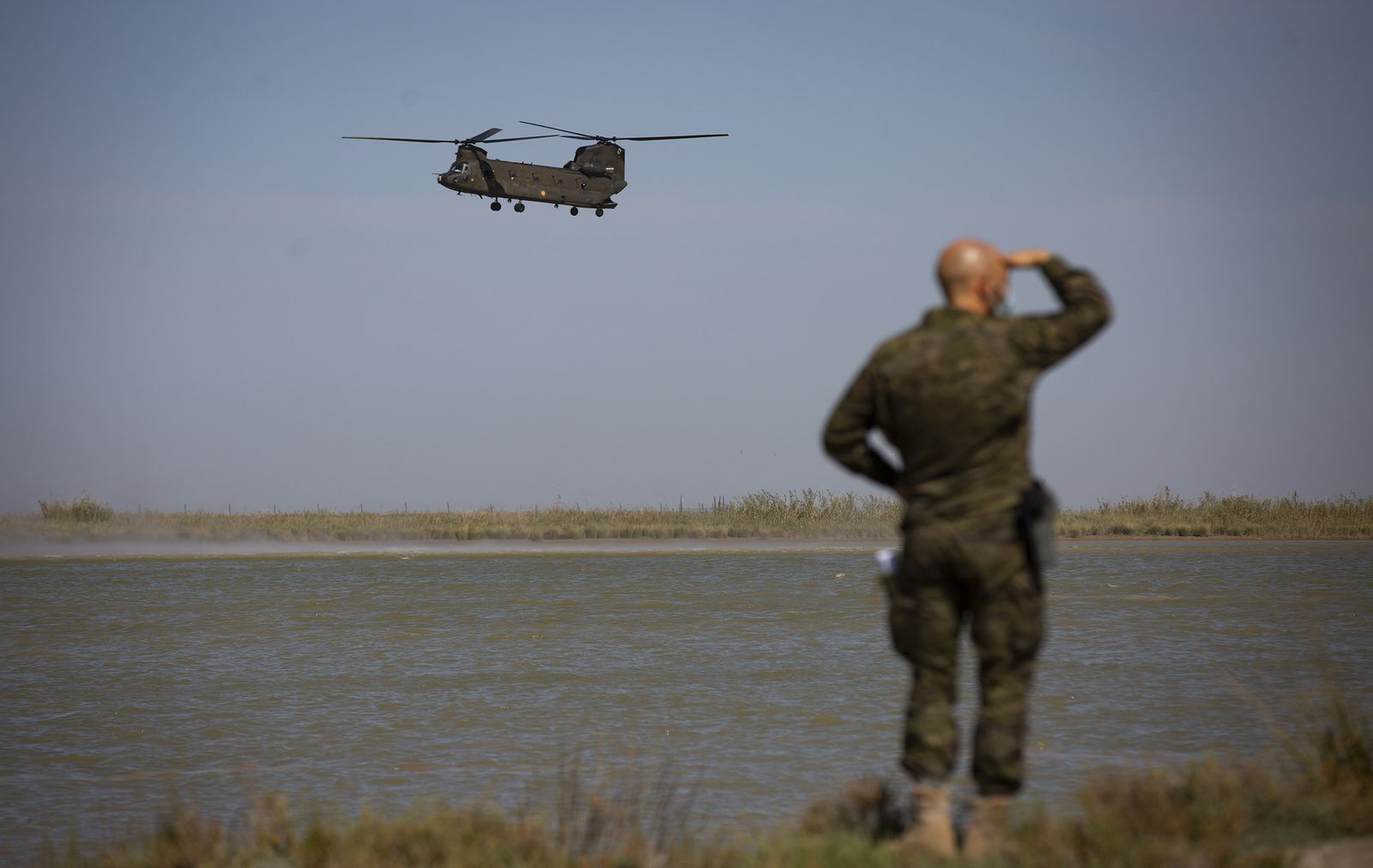 Entrenamiento del Ejército en el río Guadalquivir