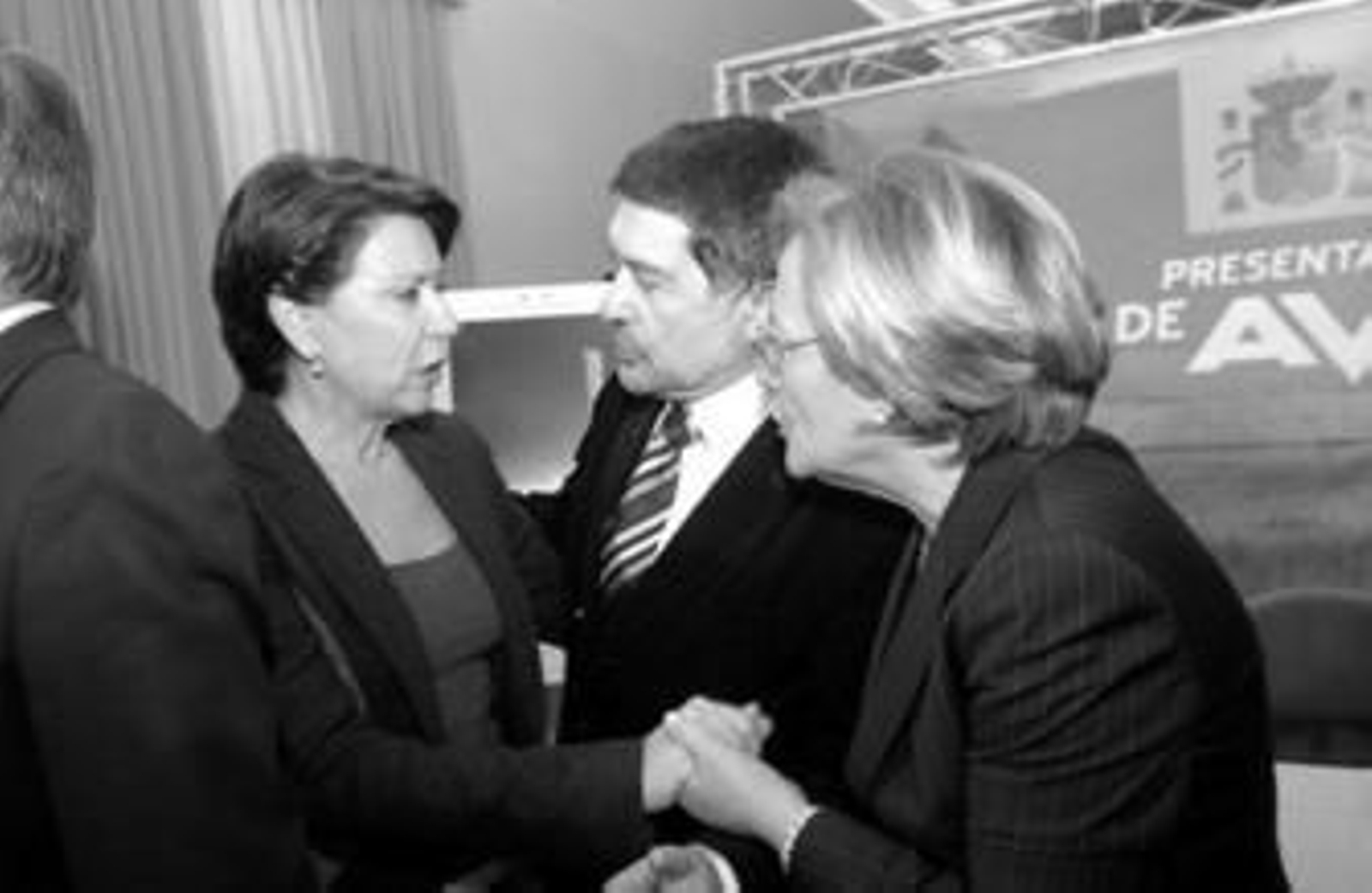 La ministra de Fomento, Magdalena Álvarez; junto a los socialistas Javier Barrero y Petronila Guerrero, presidenta de la Diputación provincial.