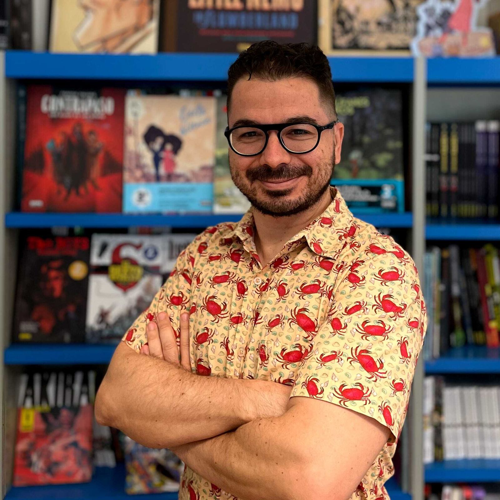 El gaditano José Bermúdez posa con varias de las joyas de Norma a sus espaldas.