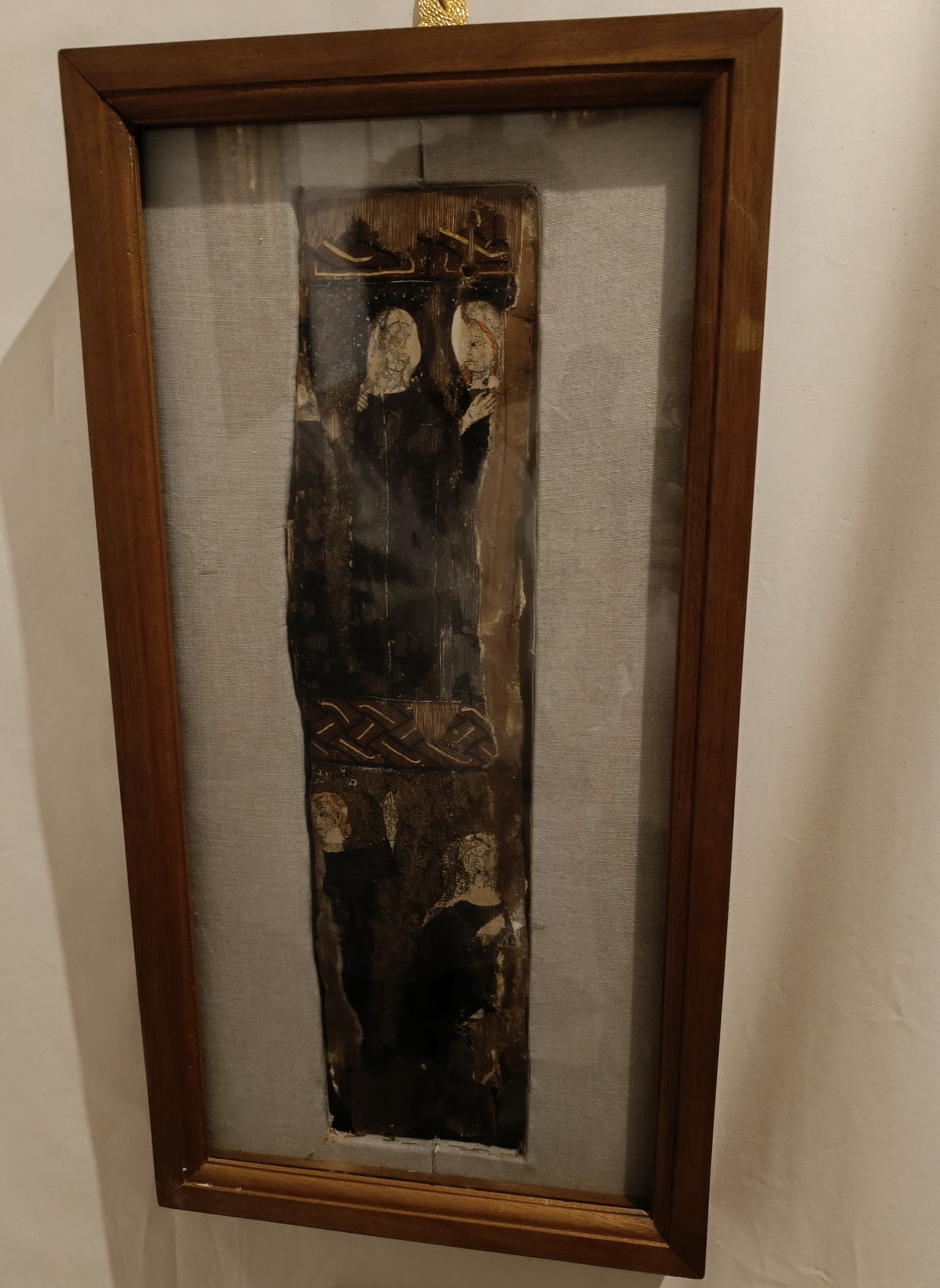 Fragmento del dorso de la Virgen del Valle, con pinturas alusivas a la Visitación y los Reyes Magos.