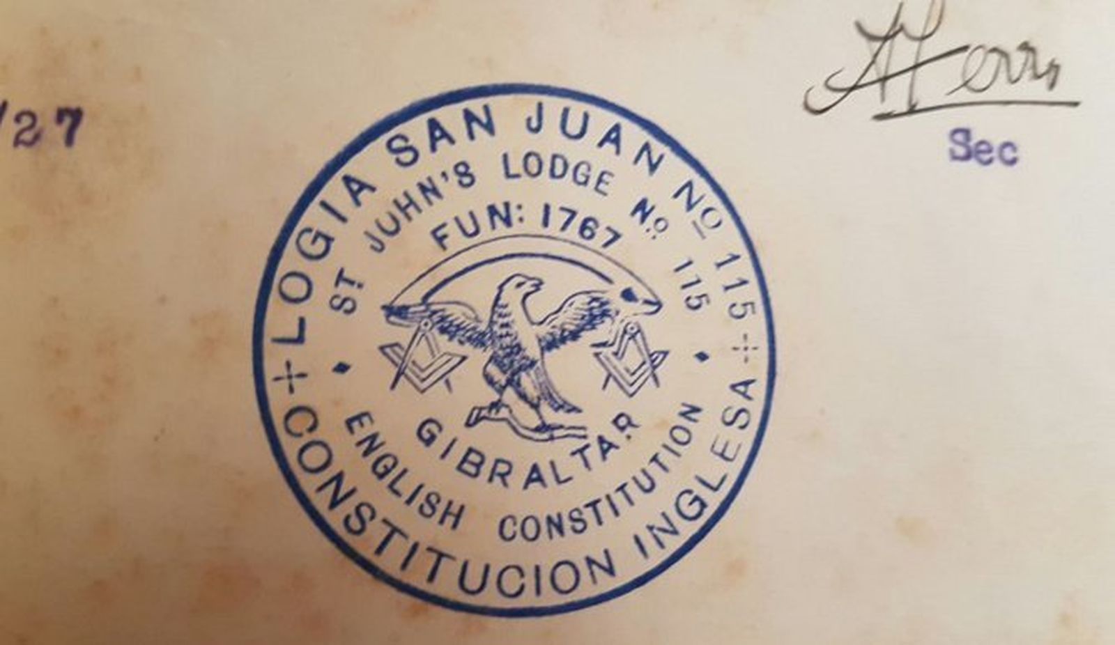 El Ave Fénix y el lema Fidelitas Moribus Unitas.