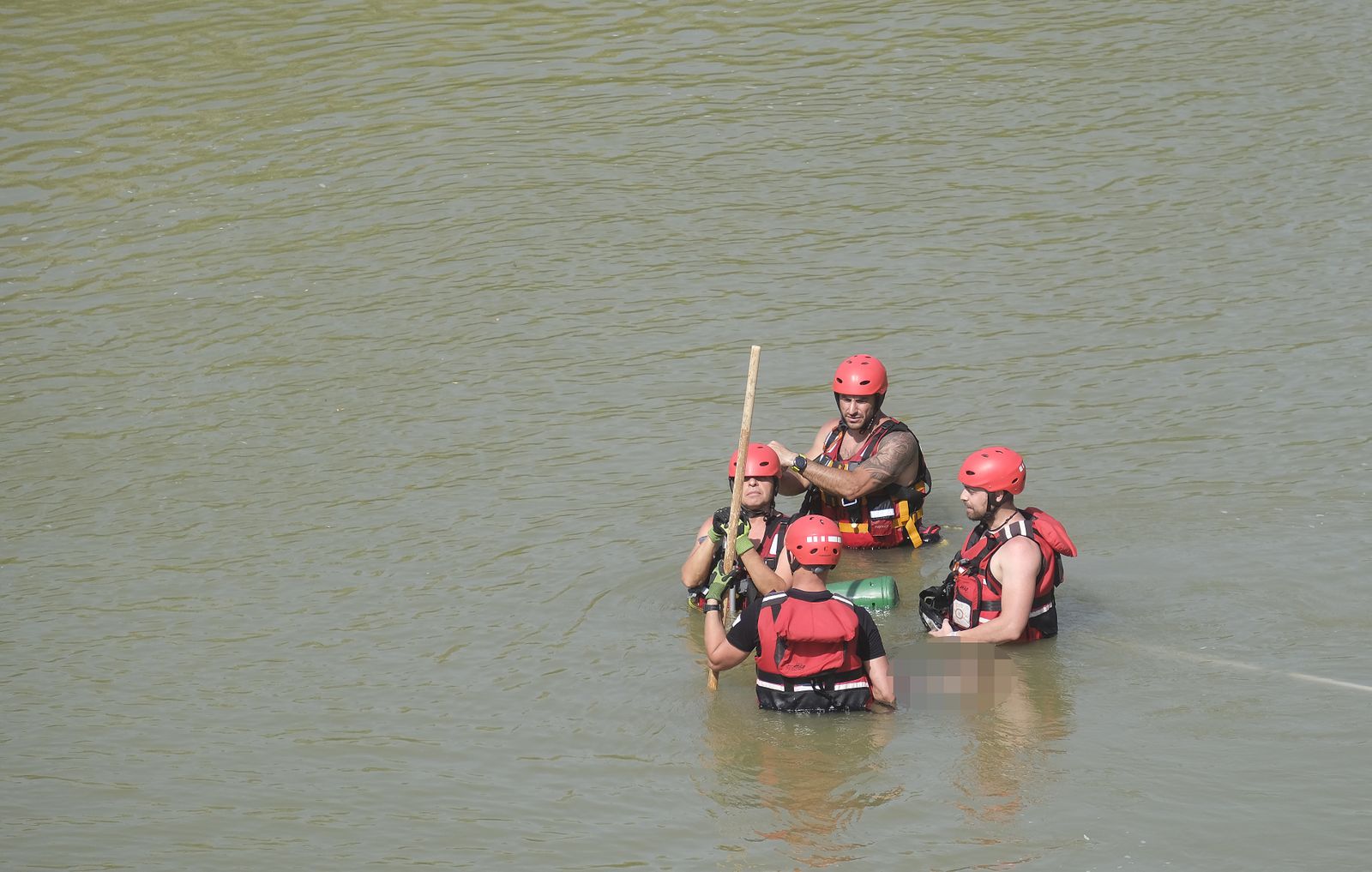 Así ha sido el rescate del cuerpo del joven ahogado en el Guadalquivir