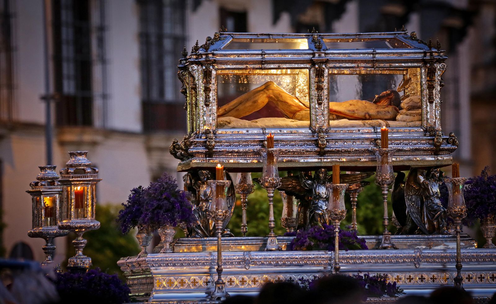 La urna del Santo Entierro en la tarde del Viernes Santo.