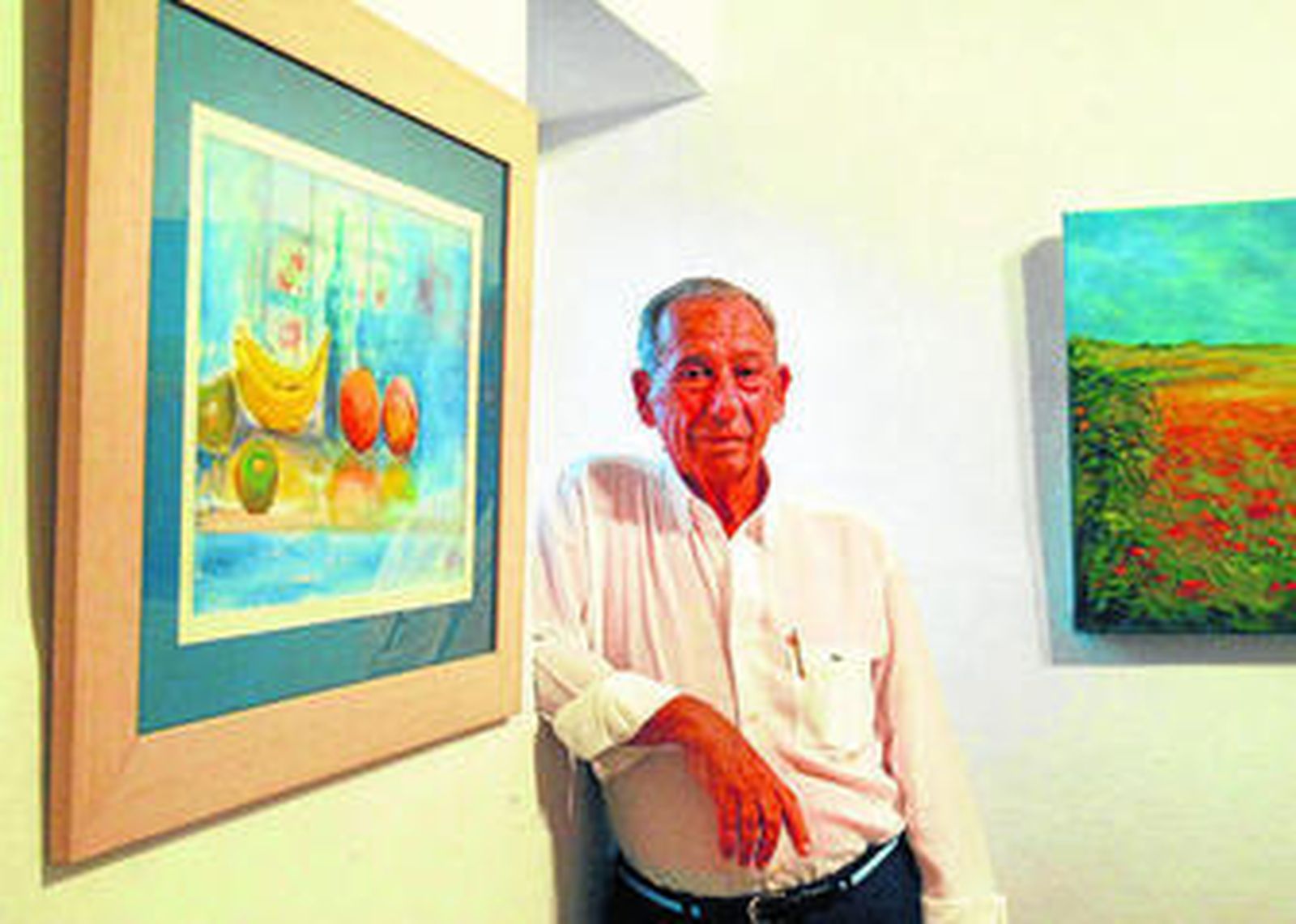 Carmelo Delfín, en la Casa Grande de Vistahermosa posando ante uno de sus cuadros.