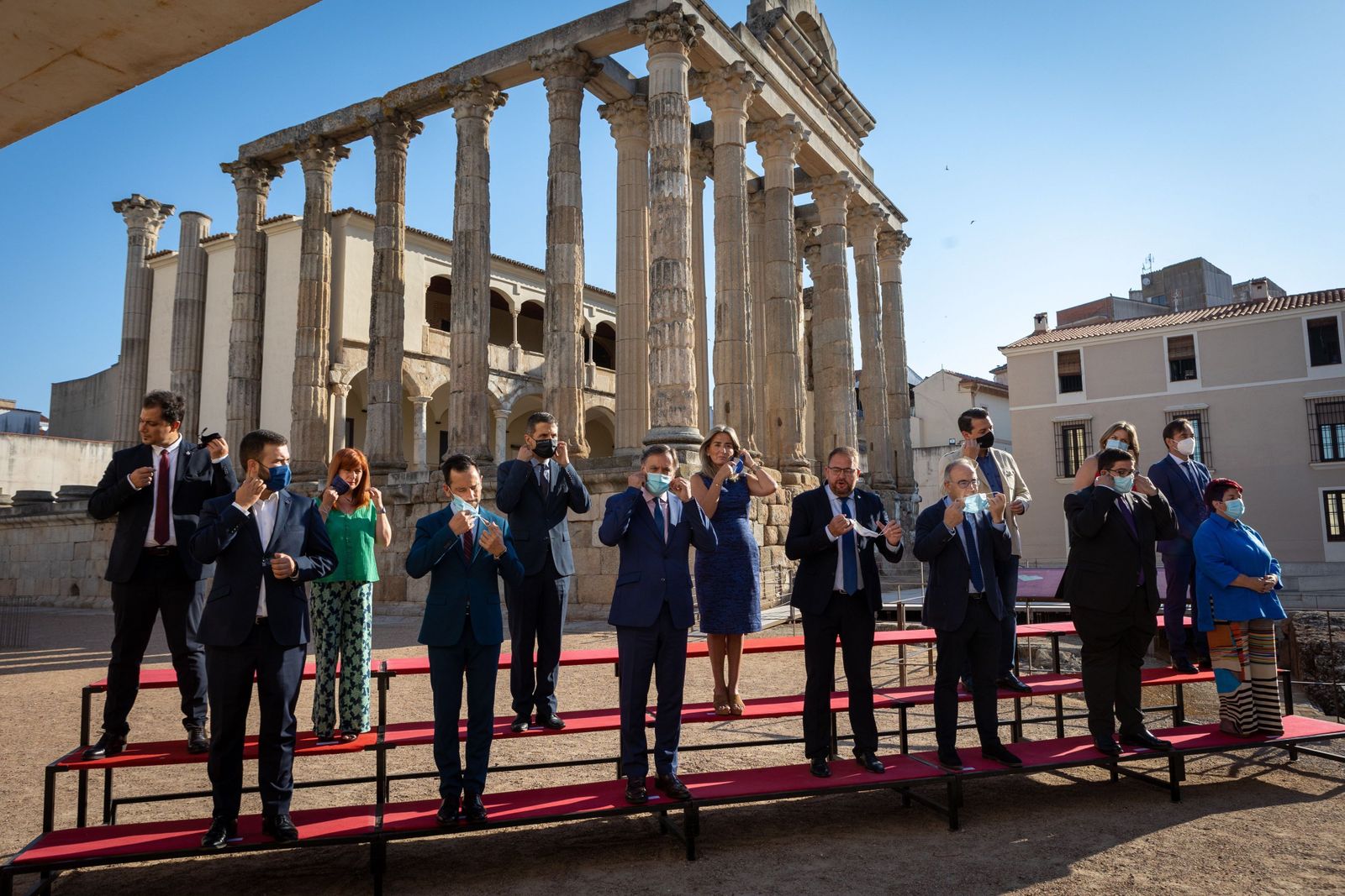 Los alcaldes, entre ellos el cordobés José María Bellido, se quitan las mascarillas para la foto en el Templo de Diana.