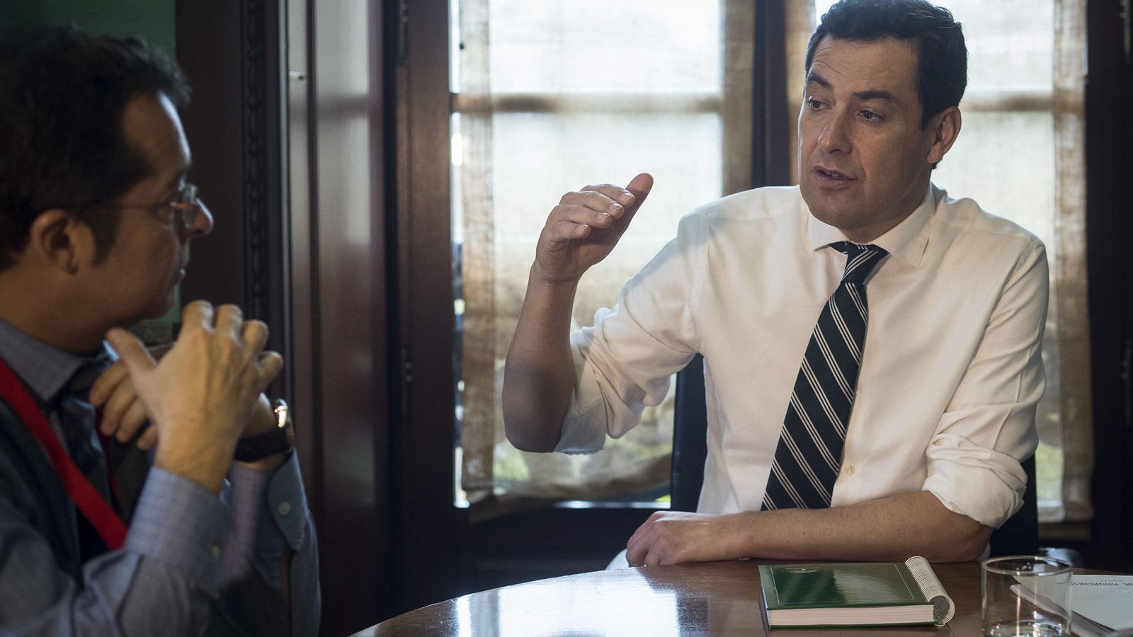 Juanma Moreno, durante la entrevista.