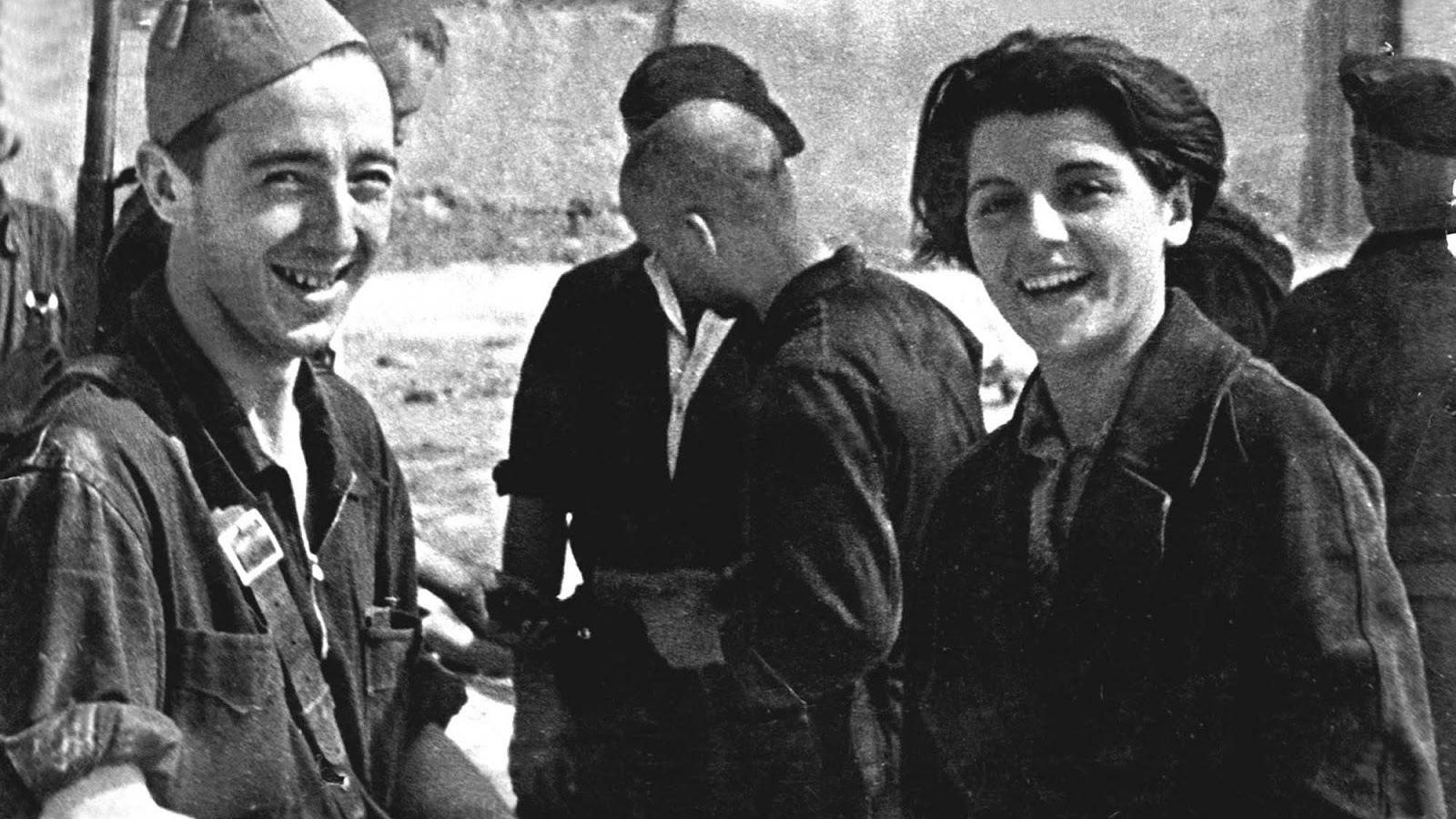 Marina Ginestà junto a su hermano Albert en el frente de Tardienta, en 1936.