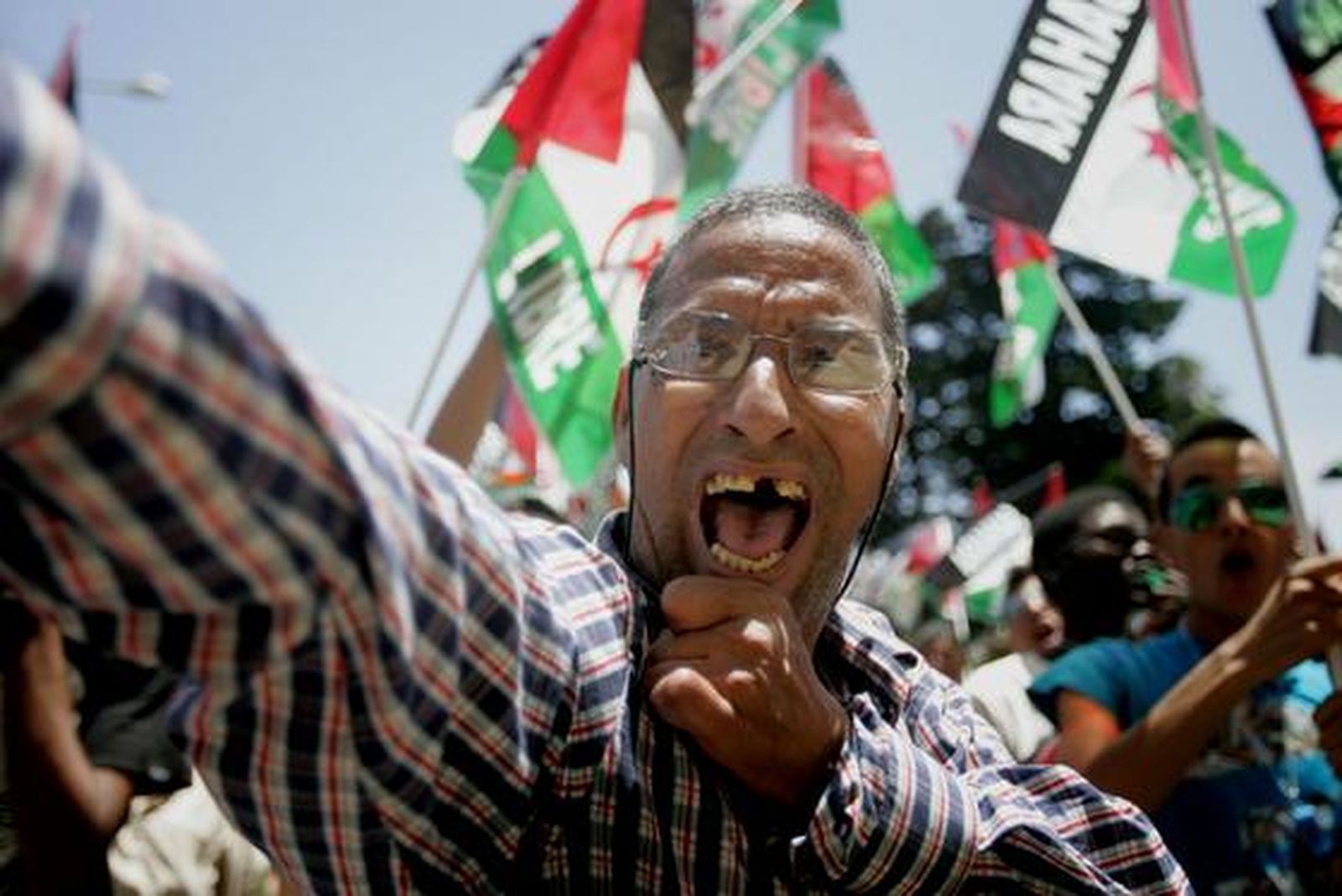 Unas 200 personas reclaman el Sahara libre antes el Consulado de Marruecos donde les responden unos 30 marroquíes gritando y besando la bandera de su país./Fotos:J.M.Quiñones

Foto: J.M.Q.