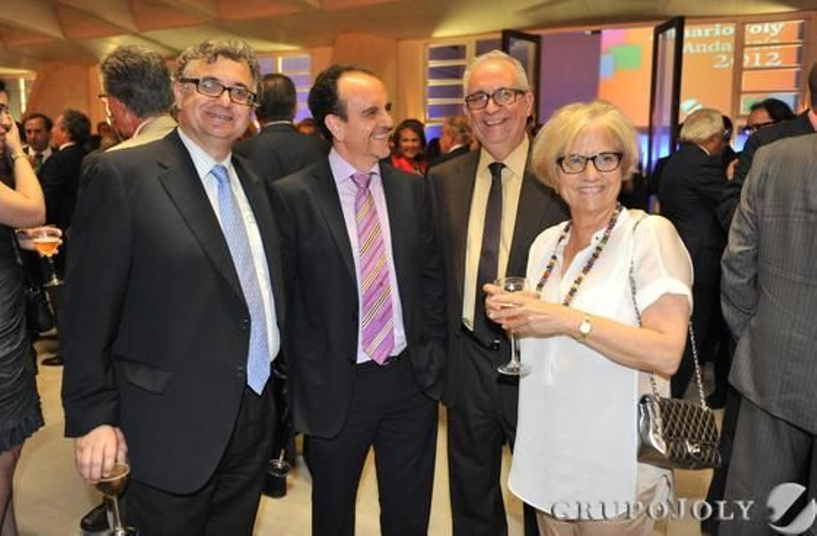 Antonio Yélamo, director regional de la Cadena Ser en Andalucía; Rafael Rodríguez, consejero de Turismo; José Aguilar, director de Opinión del Grupo Joly, y su esposa, Mimi Caro.

Foto: Foto: Antonio Pizarro/Juan Carlos Vázquez/Victoria Hidalgo/ Manuel Gómez