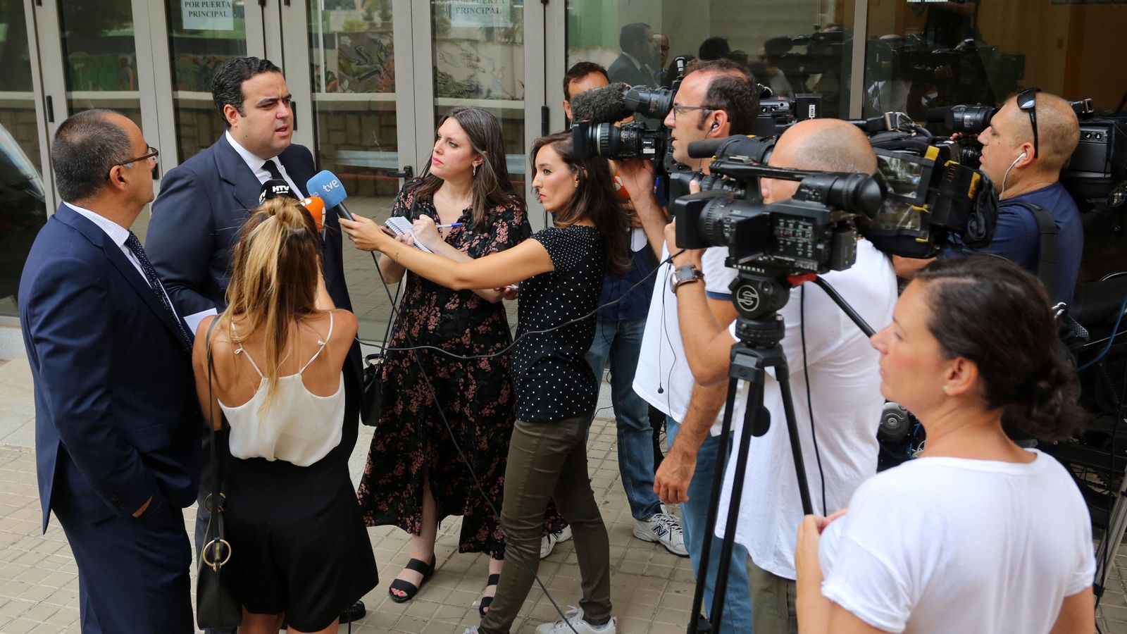 Los abogados defensores atienden a la prensa, esta mañana.