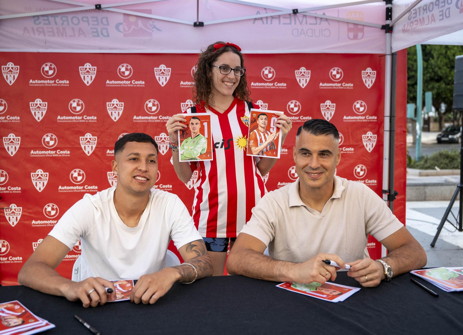 Los jugadores de la UDA Thalys y Andrés firman autógrafos