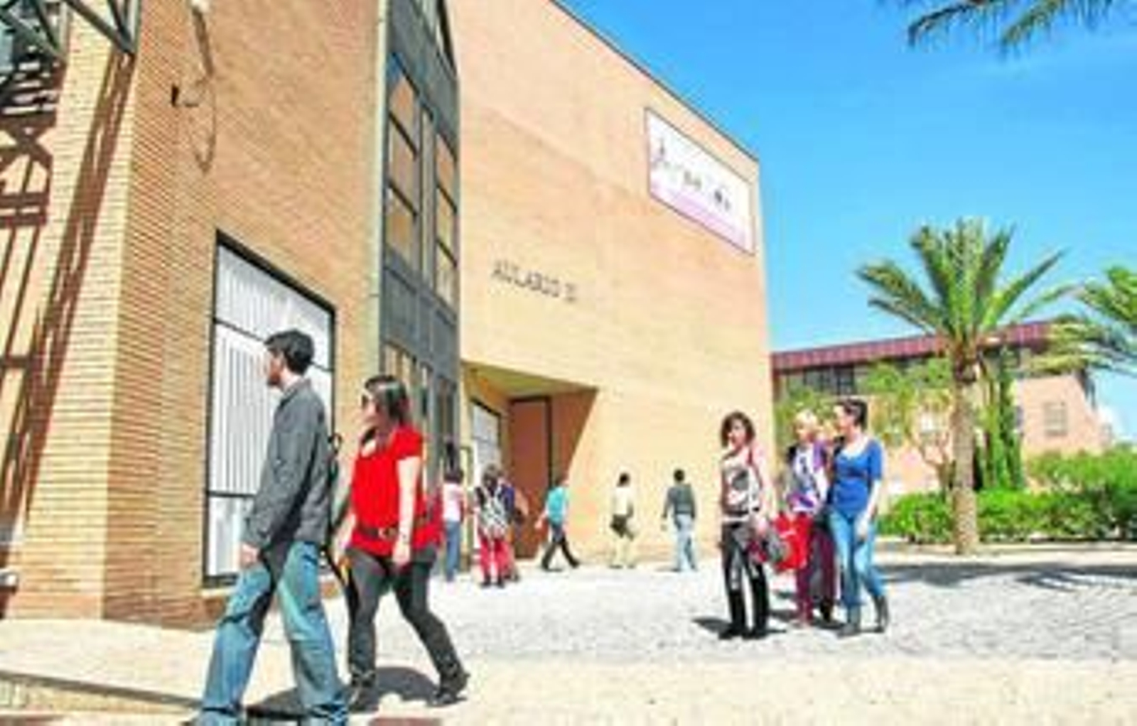 Estudiantes pasean por el campus de La Cañada.