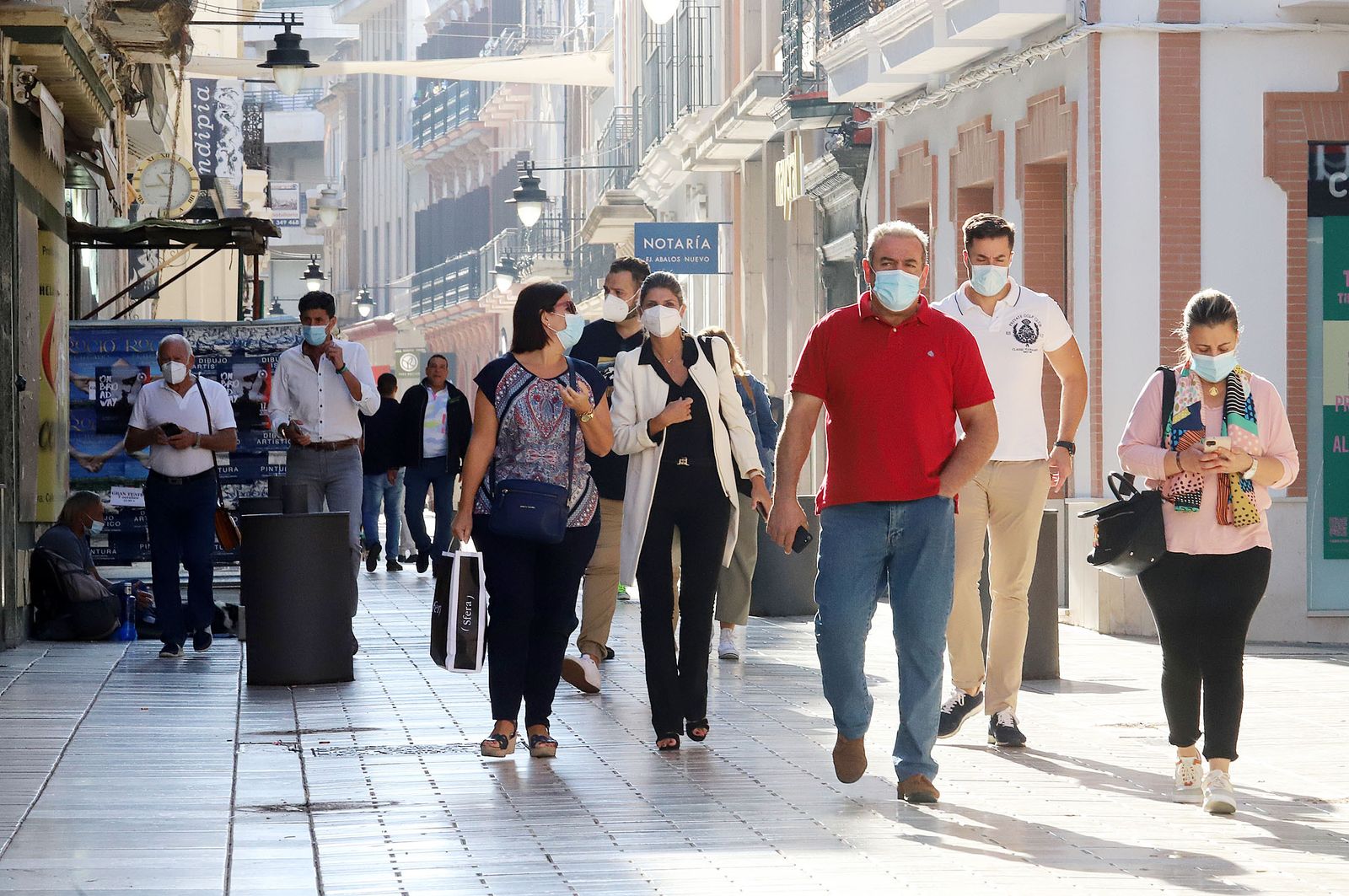 Ambiente en una calle del centro de la capital onubense durante la mañana de ayer.