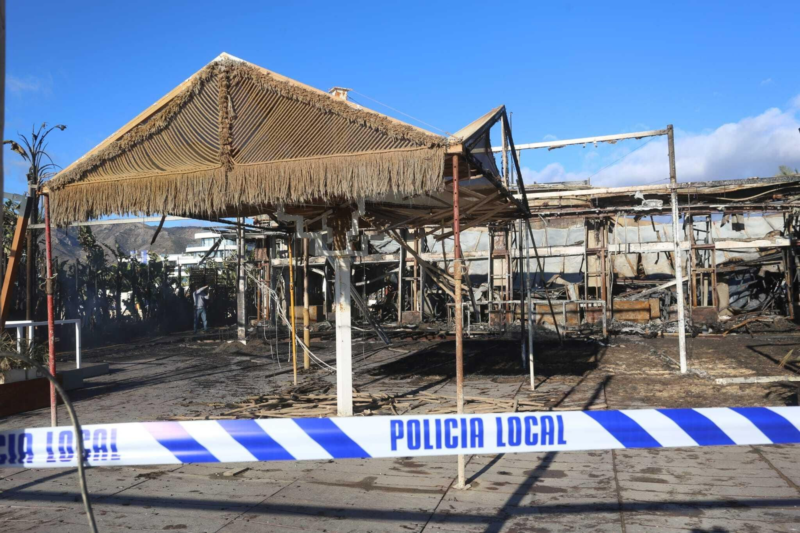 Las fotos del chiringuito Kokun de Torremolinos, arrasado por las llamas