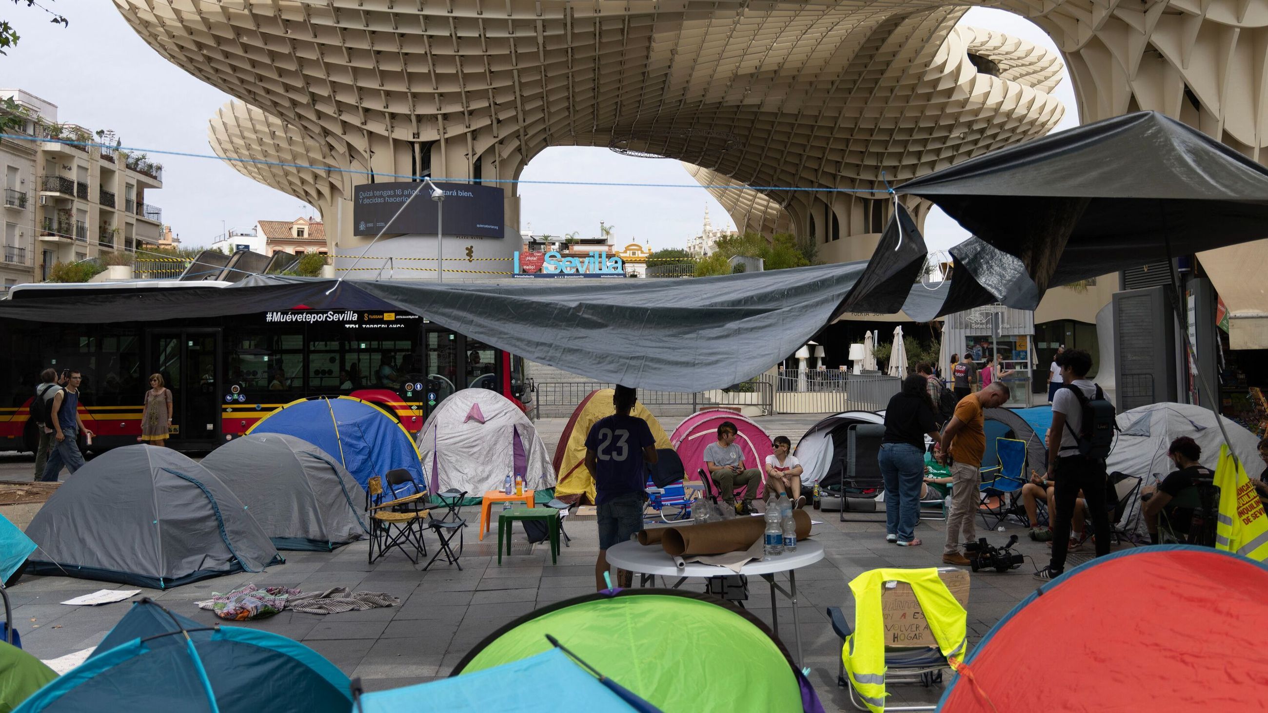 La Acampada por la Vivienda de Sevilla acoge esta noche un concierto por la vivienda con Califato 3/4 y más artistas