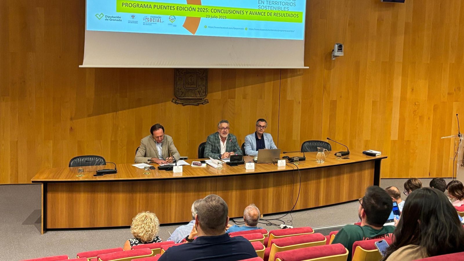 Antonio Díaz junto a Esteban Frías y Francisco Martínez-Cañavate presiden el acto de clausura del programa ‘Puentes 2025’