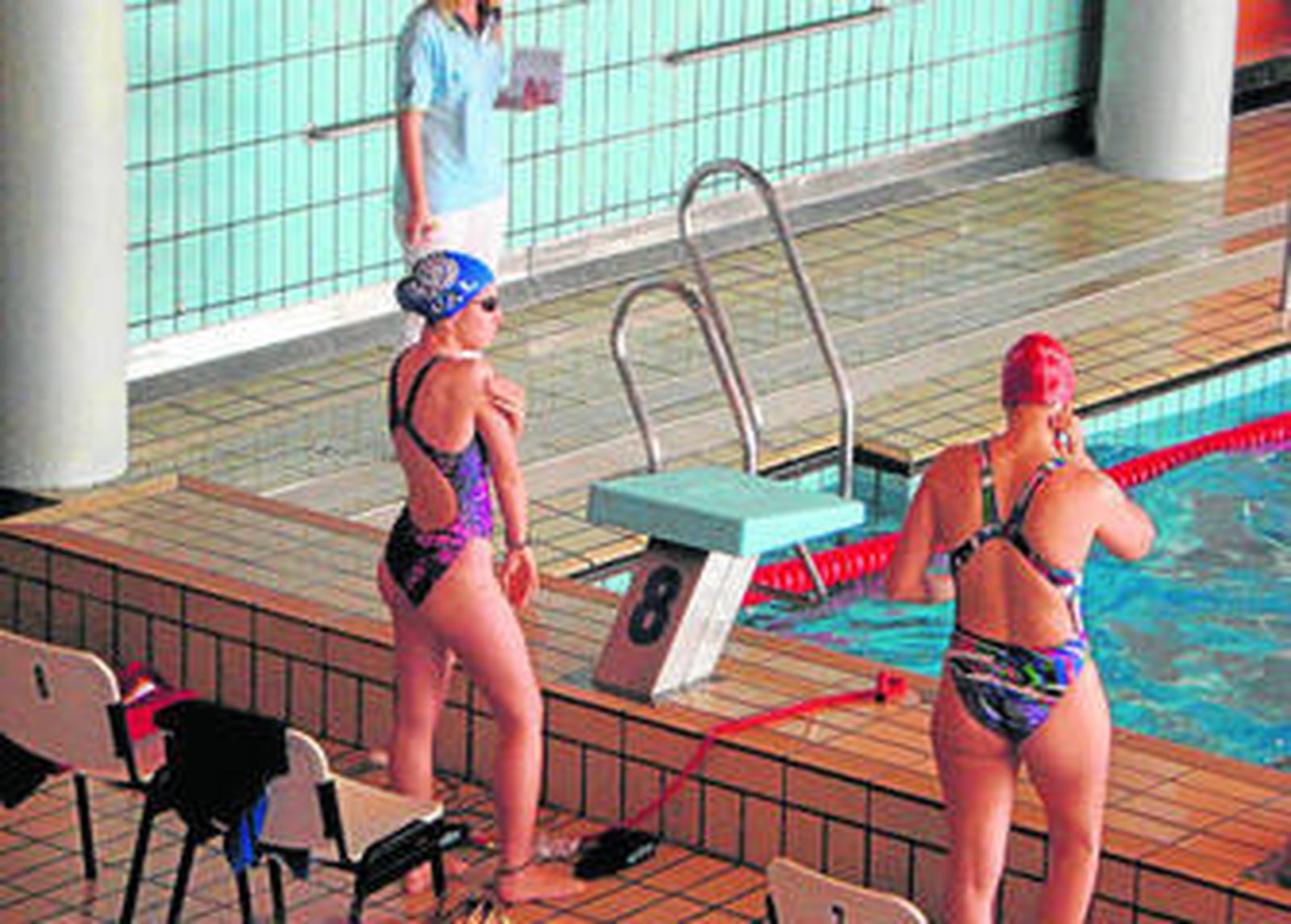 Las nadadoras almerienses minutos antes de comenzar las pruebas en el campus de Teatinos.