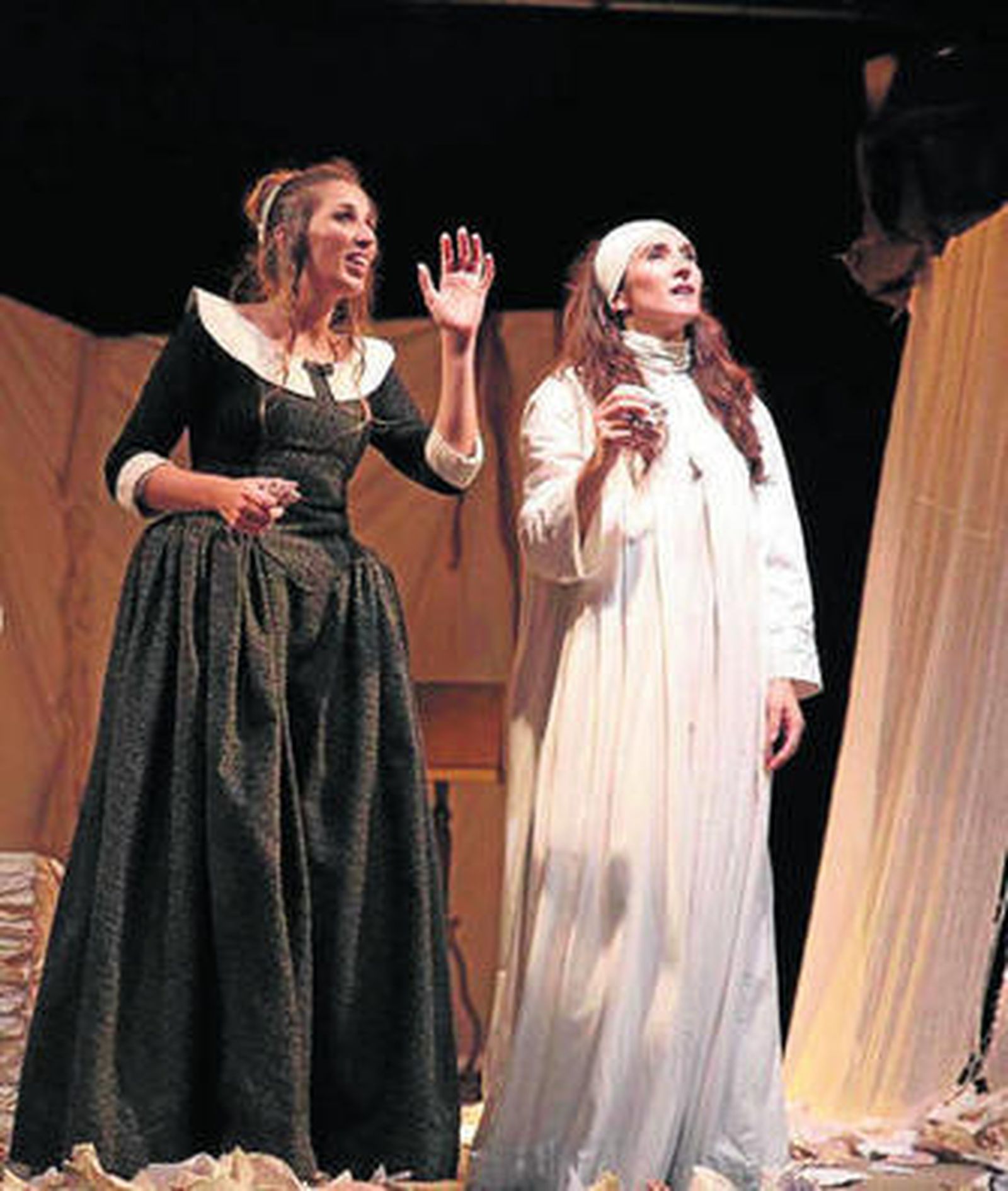 Dos de las tres actrices que participaron en esta obra.