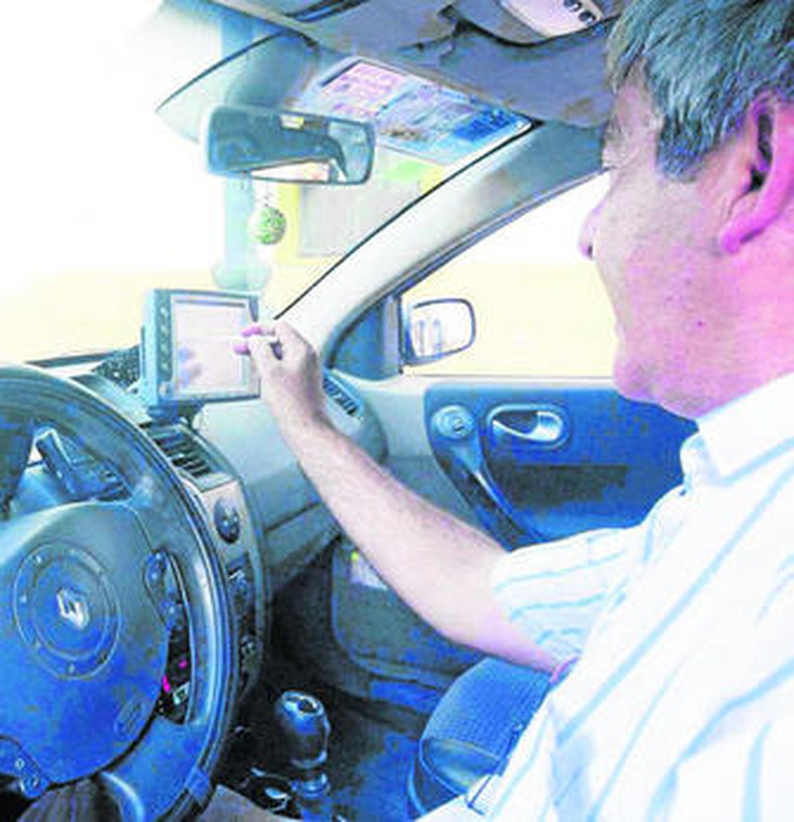 Un taxista de La Línea de la Concepción maneja el contador de su vehículo.