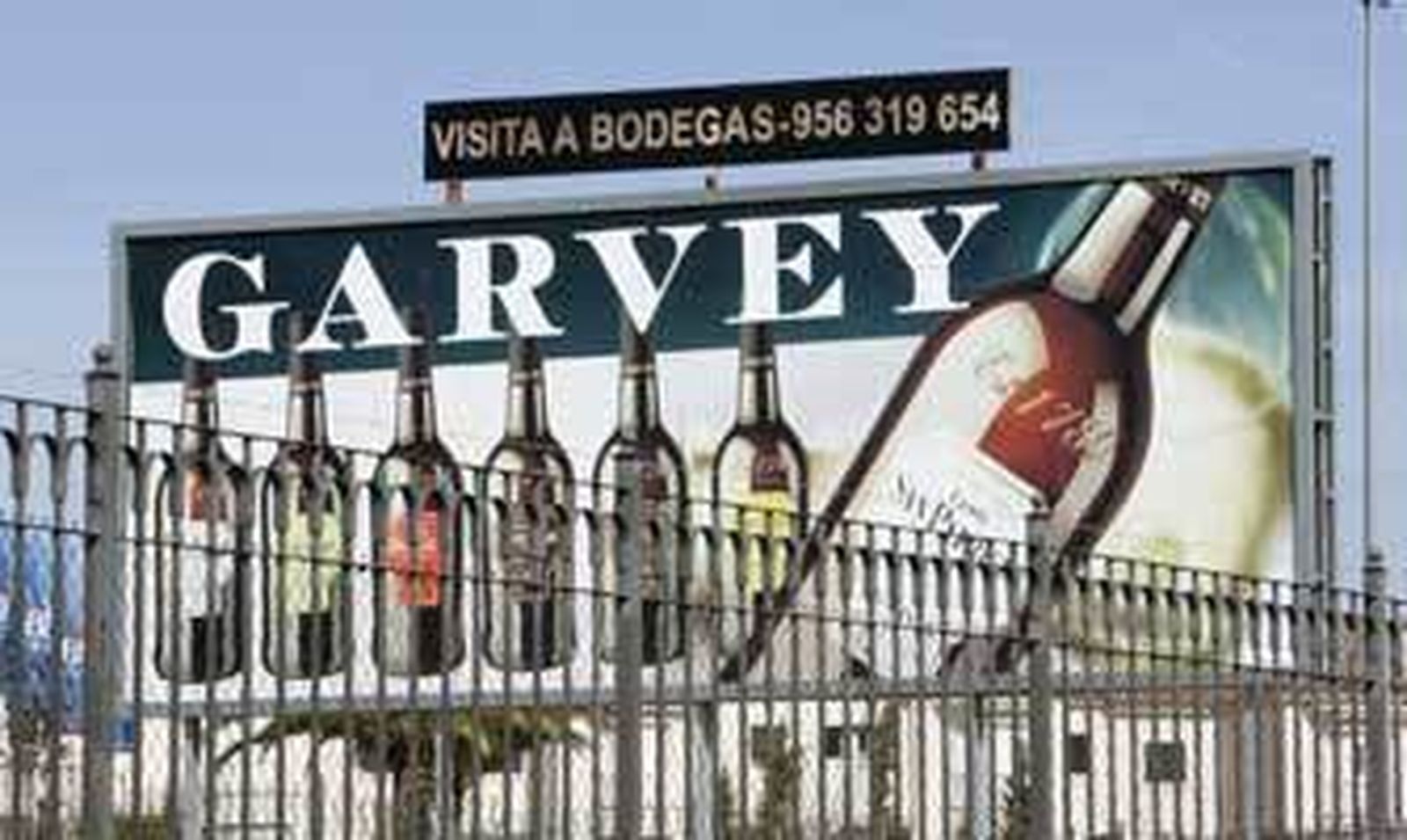 Foto retrospectiva de un cartel publicitario con los vinos de Jerez de la gama Garvey. /Pascual