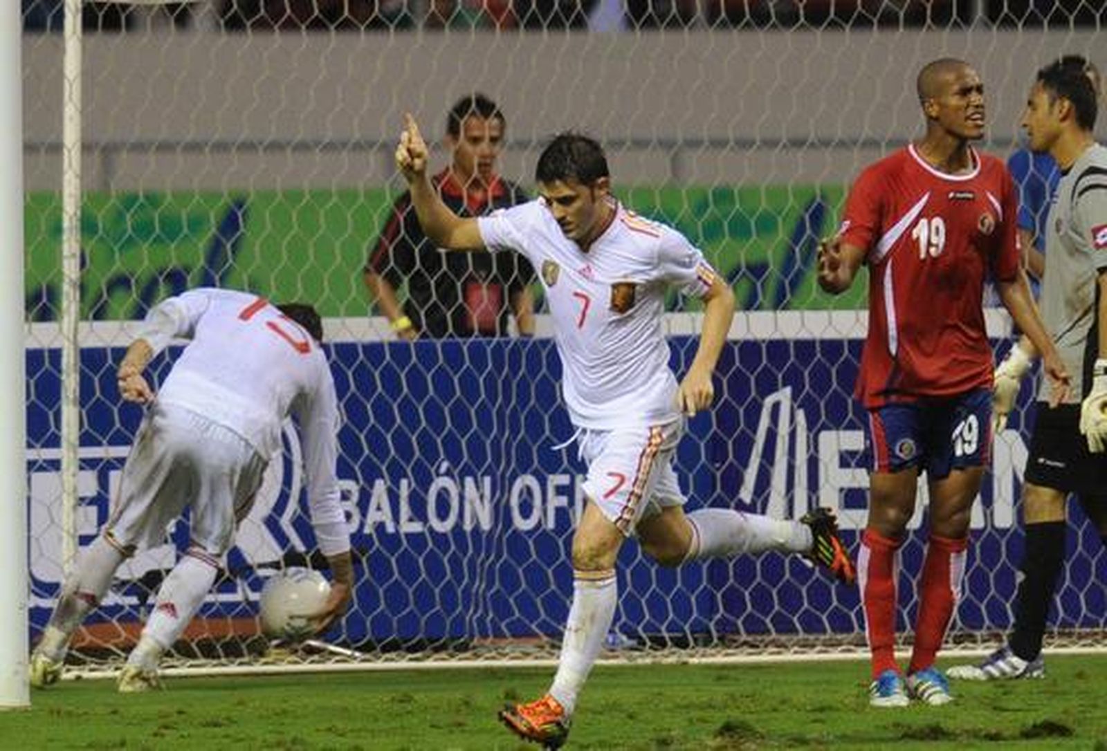 Un gol en el descuento de Villa salvó el empate de la selección española tras tener que remontar dos goles después de un desastroso primer tiempo.  Foto: afp