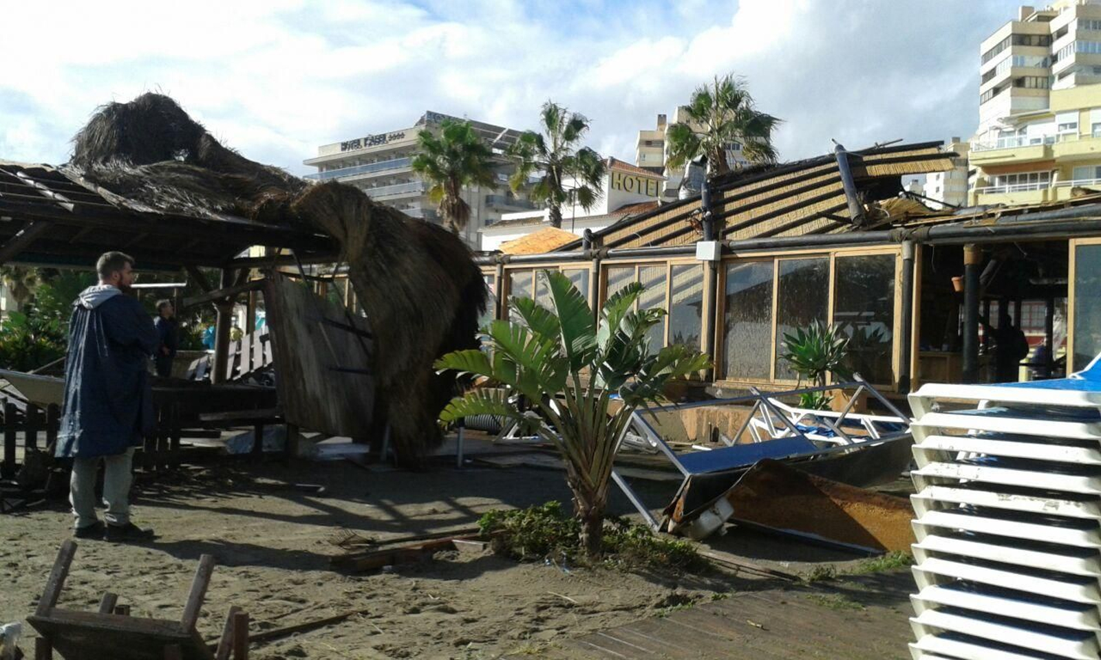 El tornado ha provocado estragos en distintos chiringuitos de Torremolinos.

Foto: R. Garrido