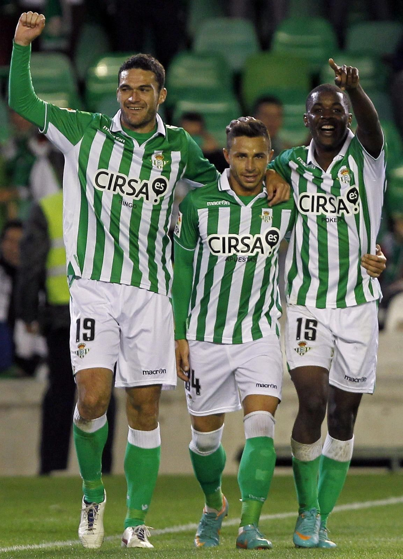 Jorge Molina celebra un gol junto a Rubén Castro y Joel Campbell.