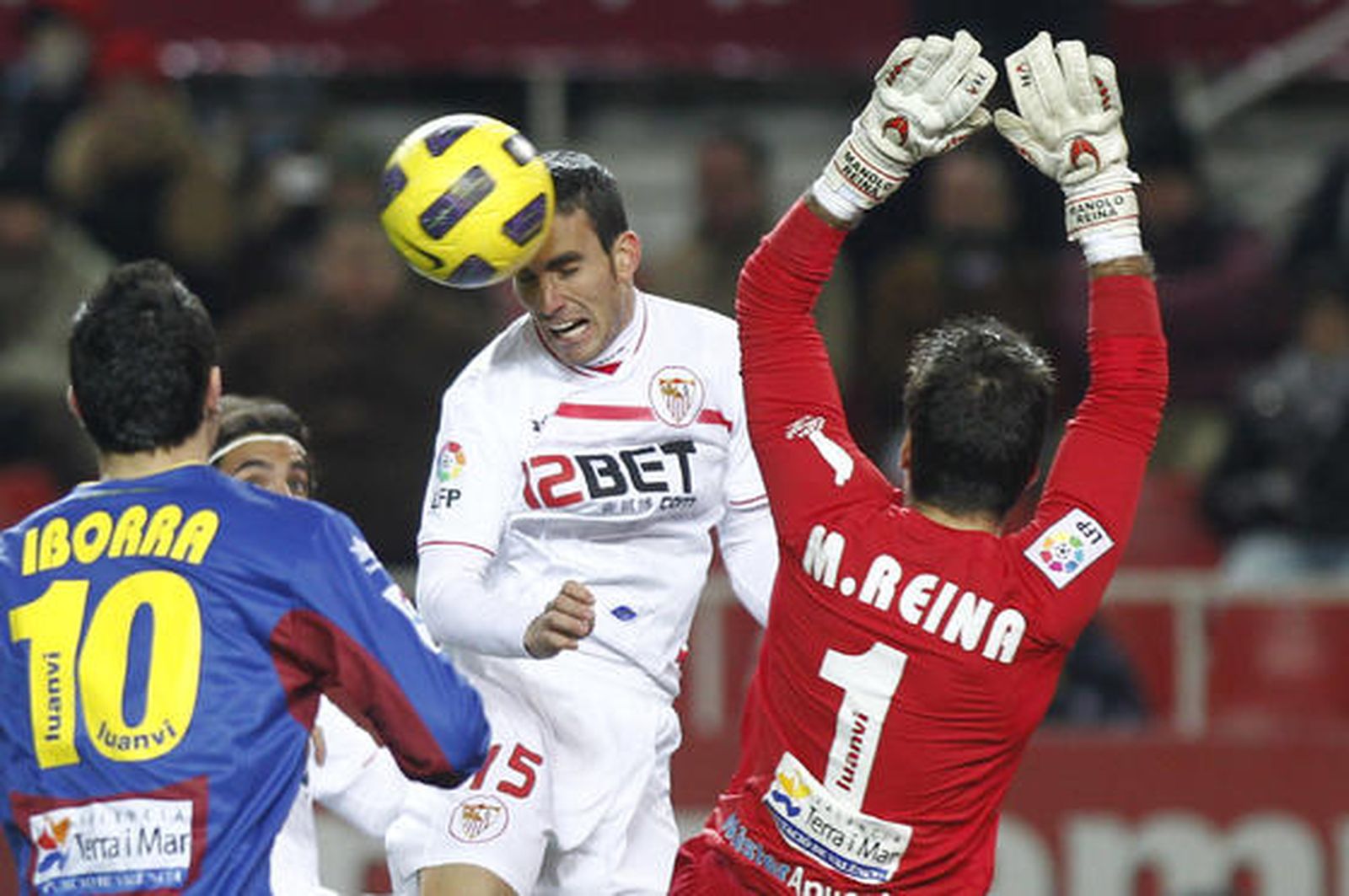 Tres goles de Luis Fabiano devuelven la alegría a los de Nervión en Liga.

Foto: Antonio Pizarro