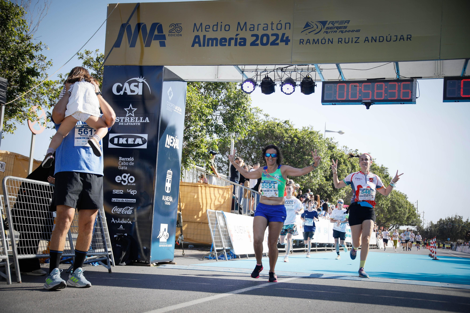 Imágenes de la llegada de la Media maratón Ciudad de Almería