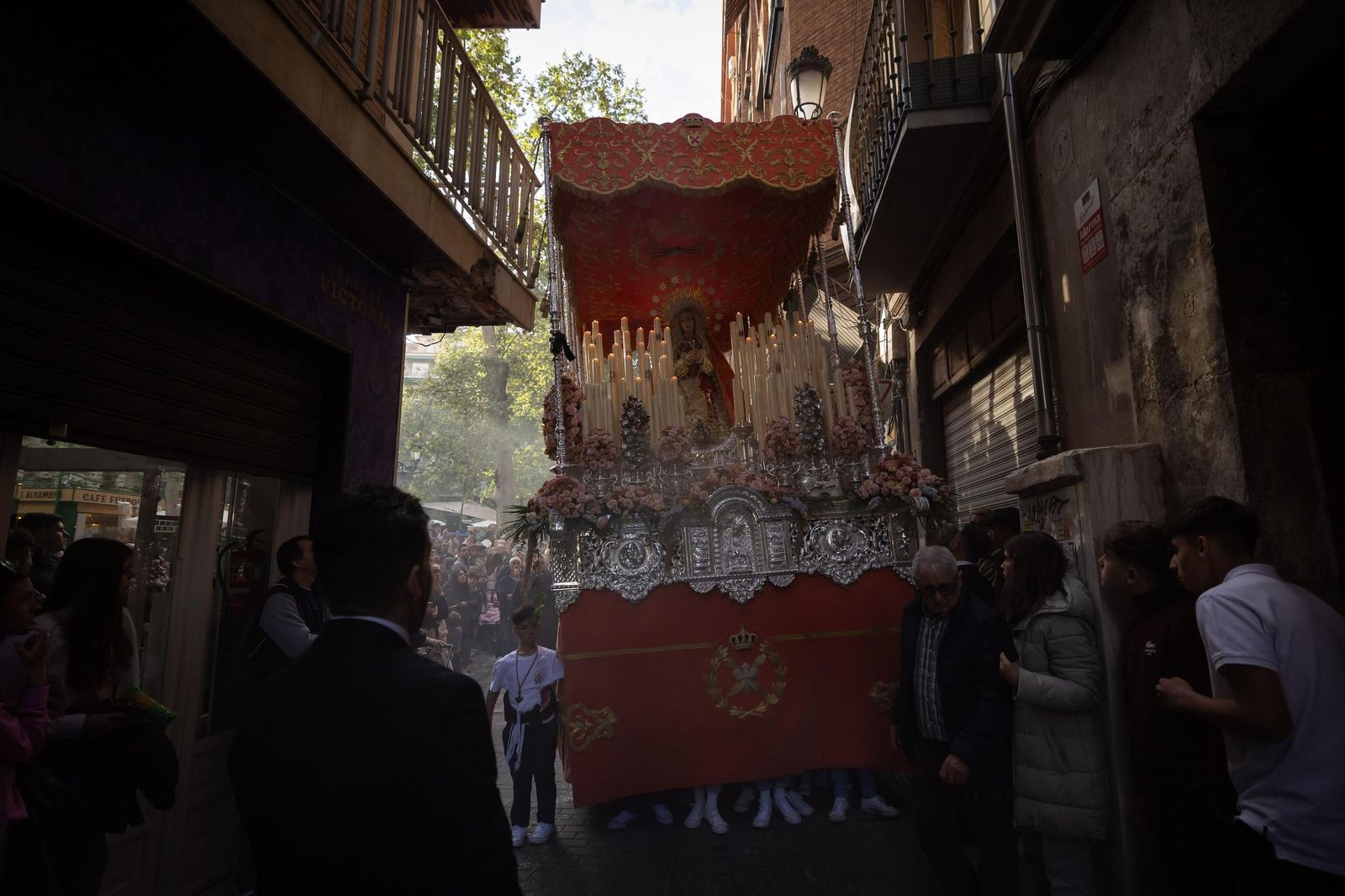 La Cofradía de los Dolores desafió la estrechez de la calle Enriqueta Lozano