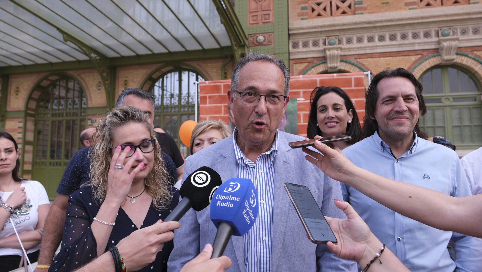 Imágenes del inicio de campaña electoral andaluza con la pegada de carteles.