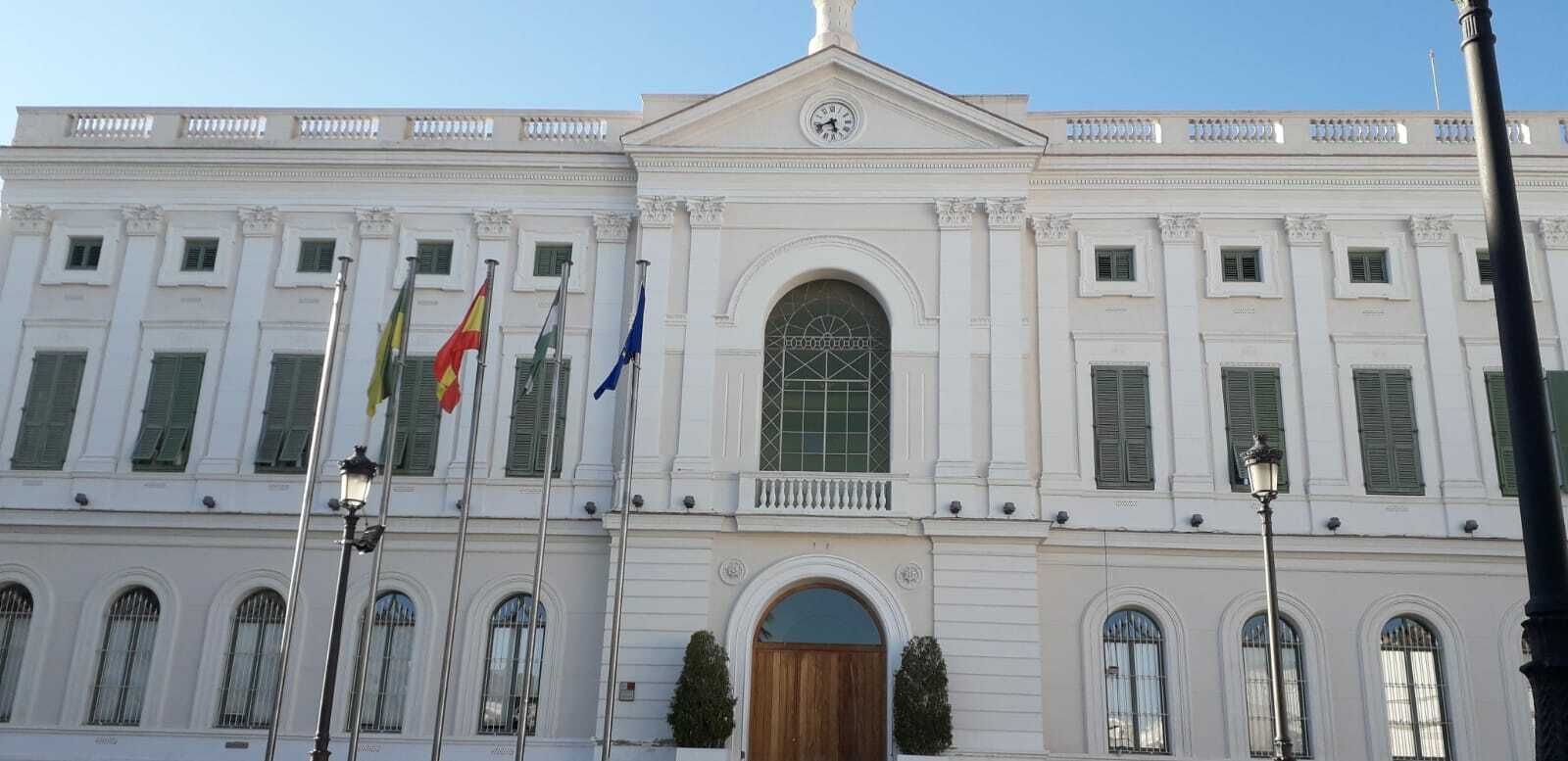 Una imagen de la fachada del Ayuntamiento, en la plaza de Isaac Peral.